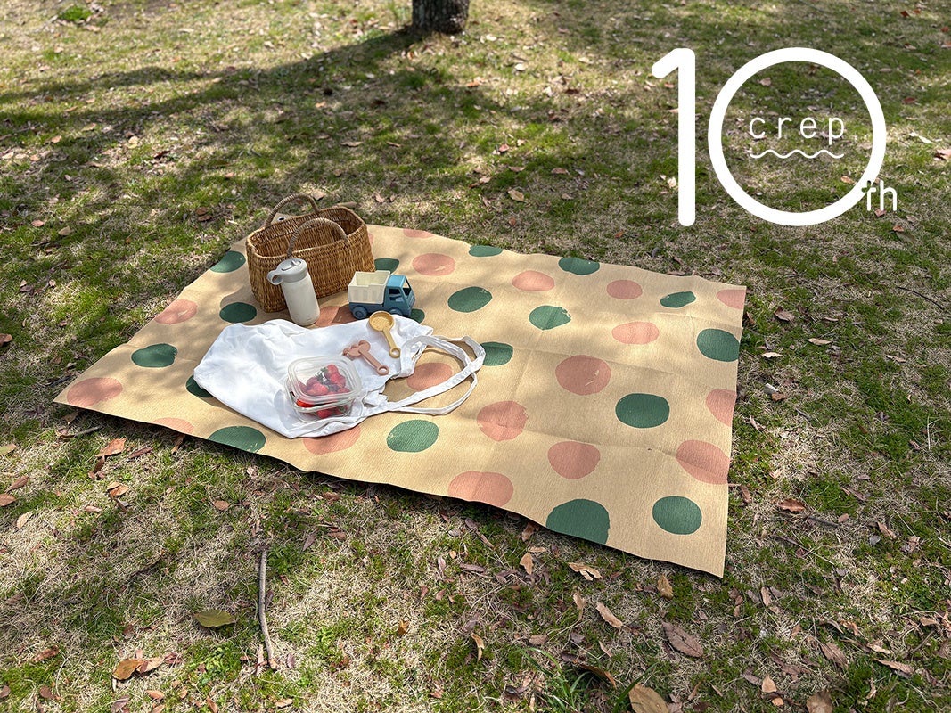 累計10万枚突破の「ピクニックラグ」に新定番が追加。ブランド10周年の節目に、手書きの温もりを纏った「ドット柄」を一般販売開始。