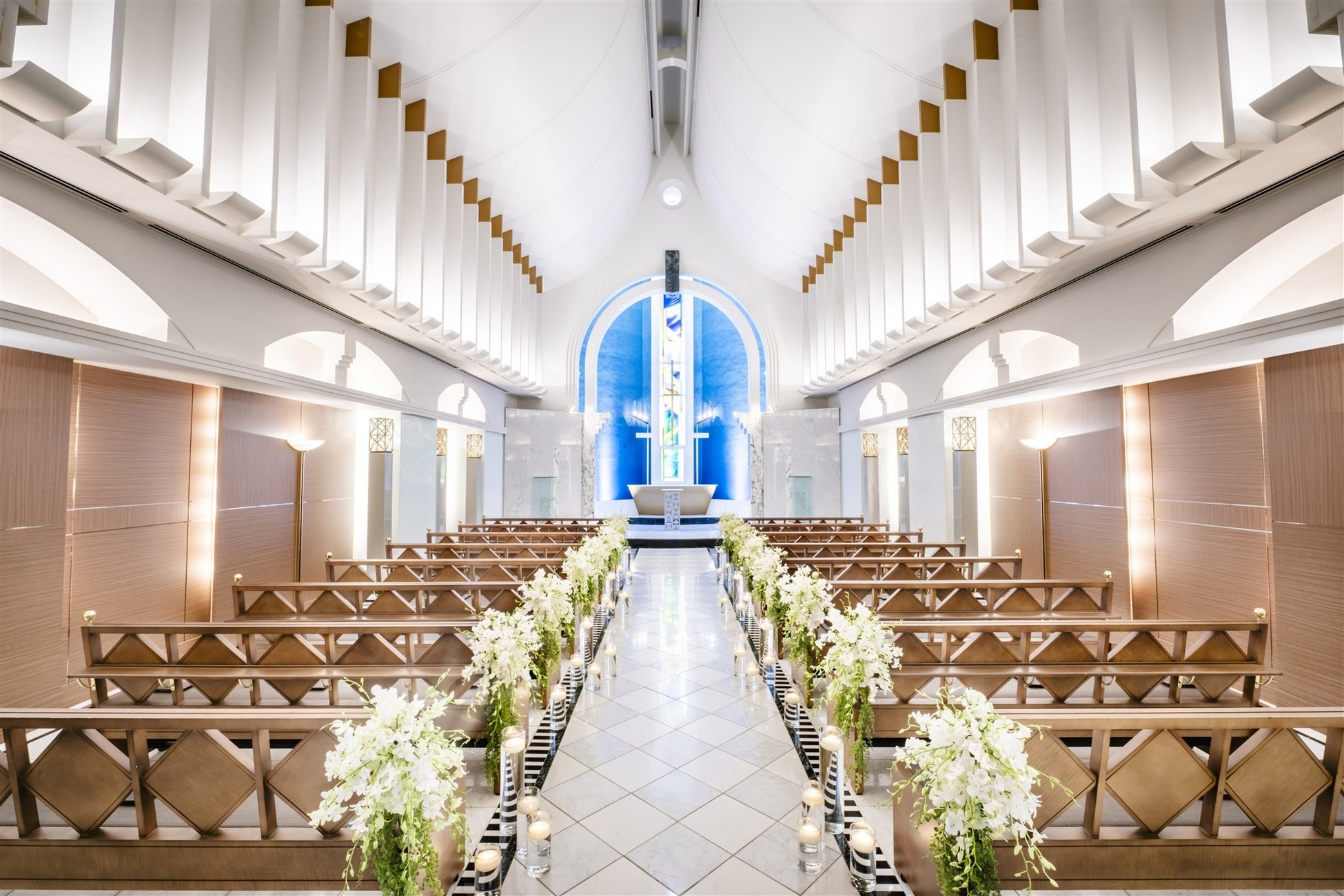 ＜3年連続選出＞花嫁を包む“サムシングブルー”の光。ホテルニューオータニ幕張「そよ風の教会」が全国ベスト100に！