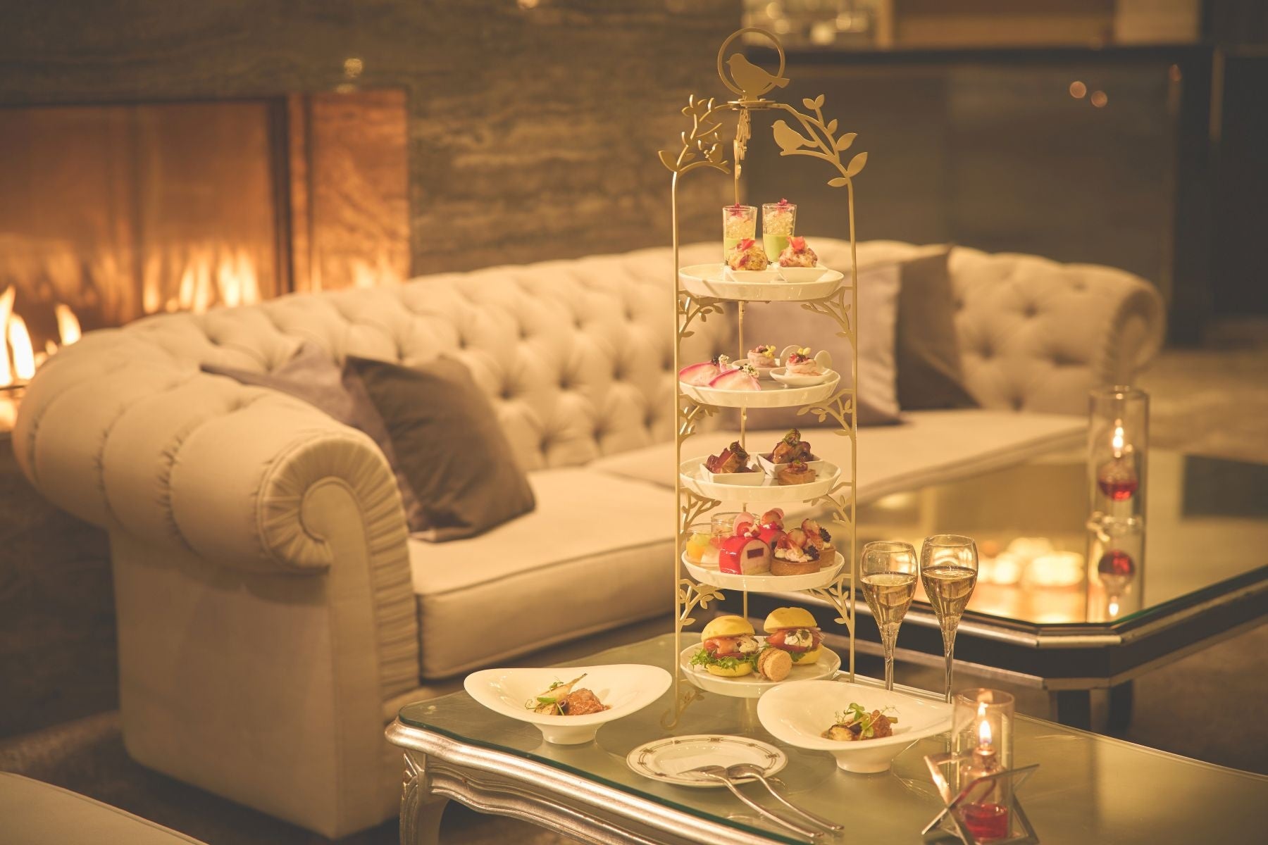 【ホテル開業10周年】旬の食材や世界三大珍味を使用した豪華なセイボリーとメイン料理。ロマンティックな大聖堂の夜景を眺める大人のご褒美ナイト『STRINGS イブニングハイティー』新メニュー登場