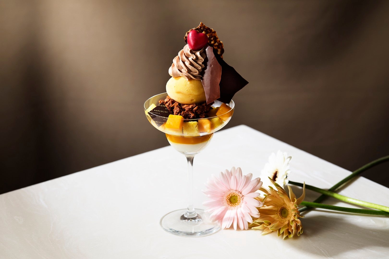 シャングリ・ラ 東京、ピエール マルコリーニのショコラを使用した初夏限定メニューが登場