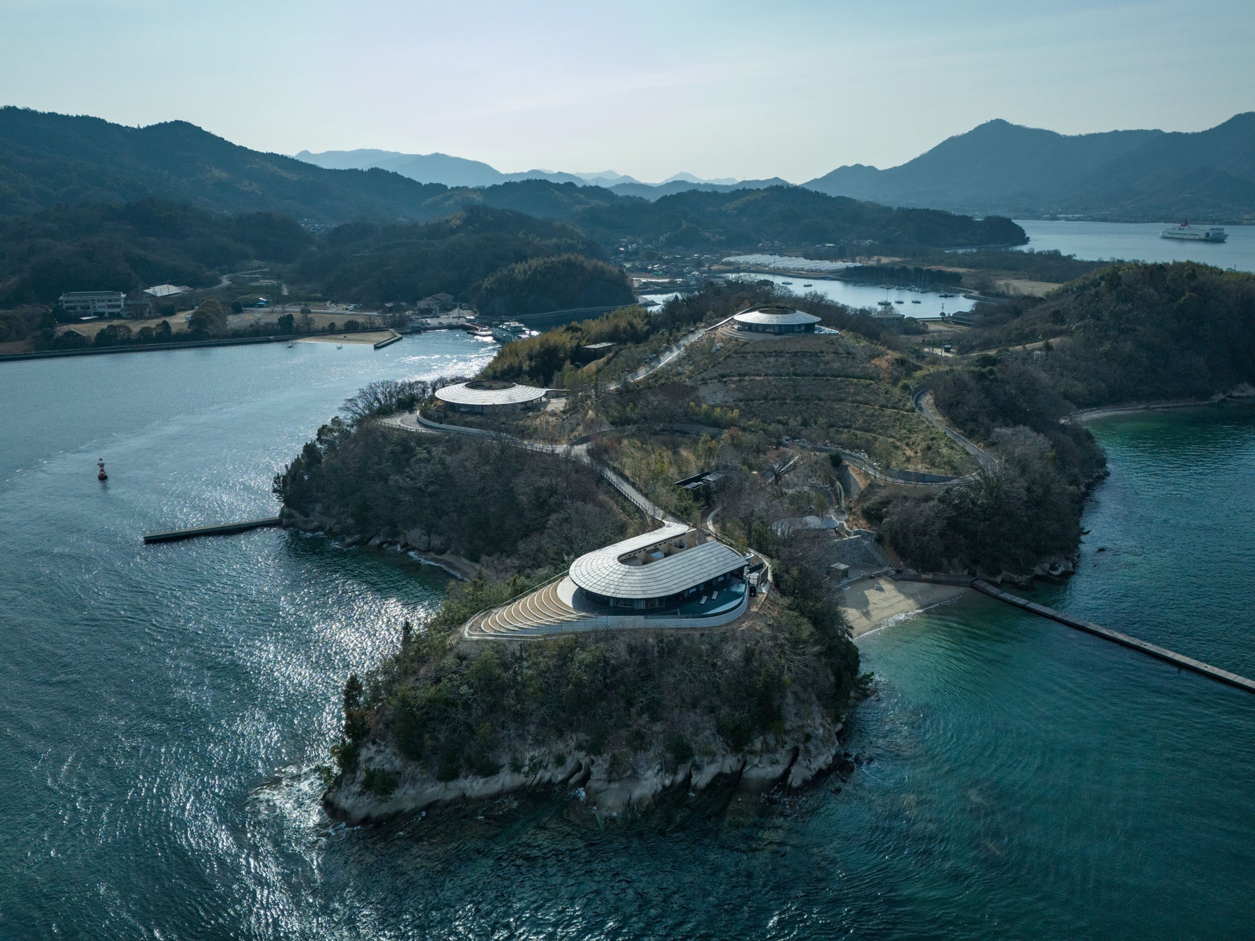 世界的建築家ビャルケ・インゲルス率いるBIGが日本で初めて完成させた建築「NOT A HOTEL SETOUCHI」、瀬戸内海に浮かぶ佐木島に4月1日開業