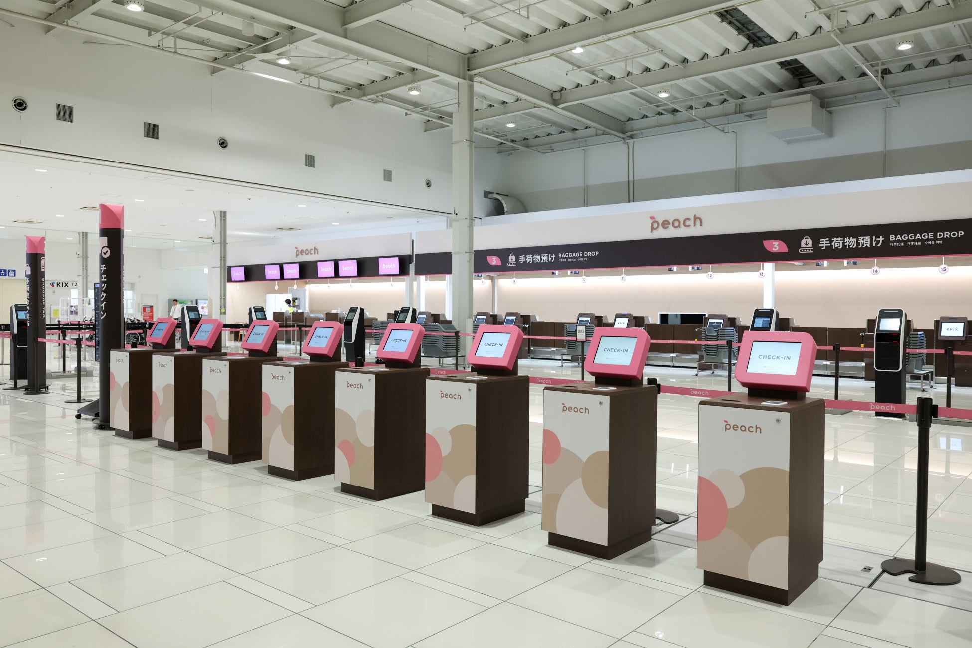 見た目も機能も進化！関西空港Peach国内線カウンターを刷新 Peach 初、自動手荷物預け機の運用を開始