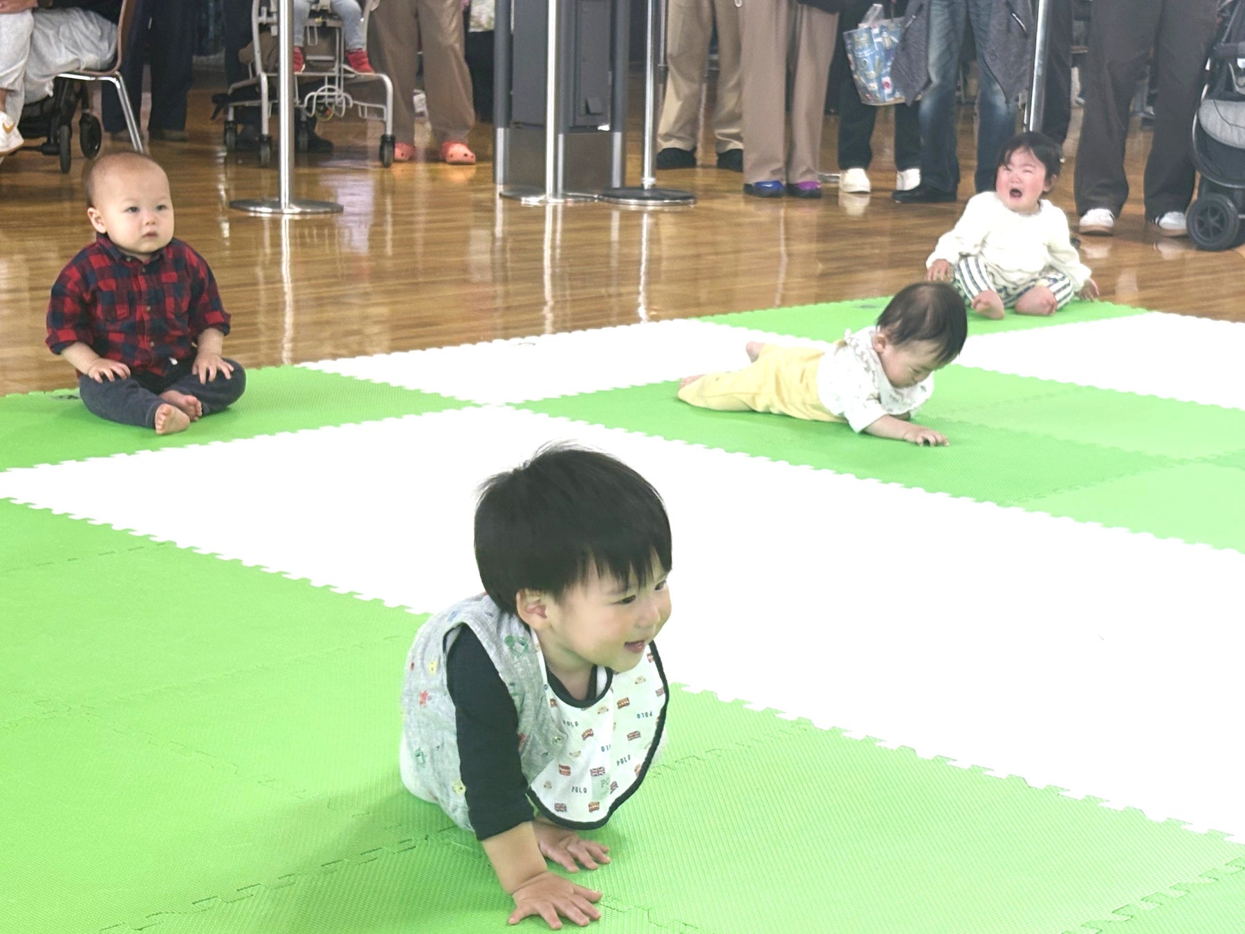 中部国際空港セントレアに赤ちゃんが大集合！「はいはいレース」で空港を元気いっぱい盛り上げました！
