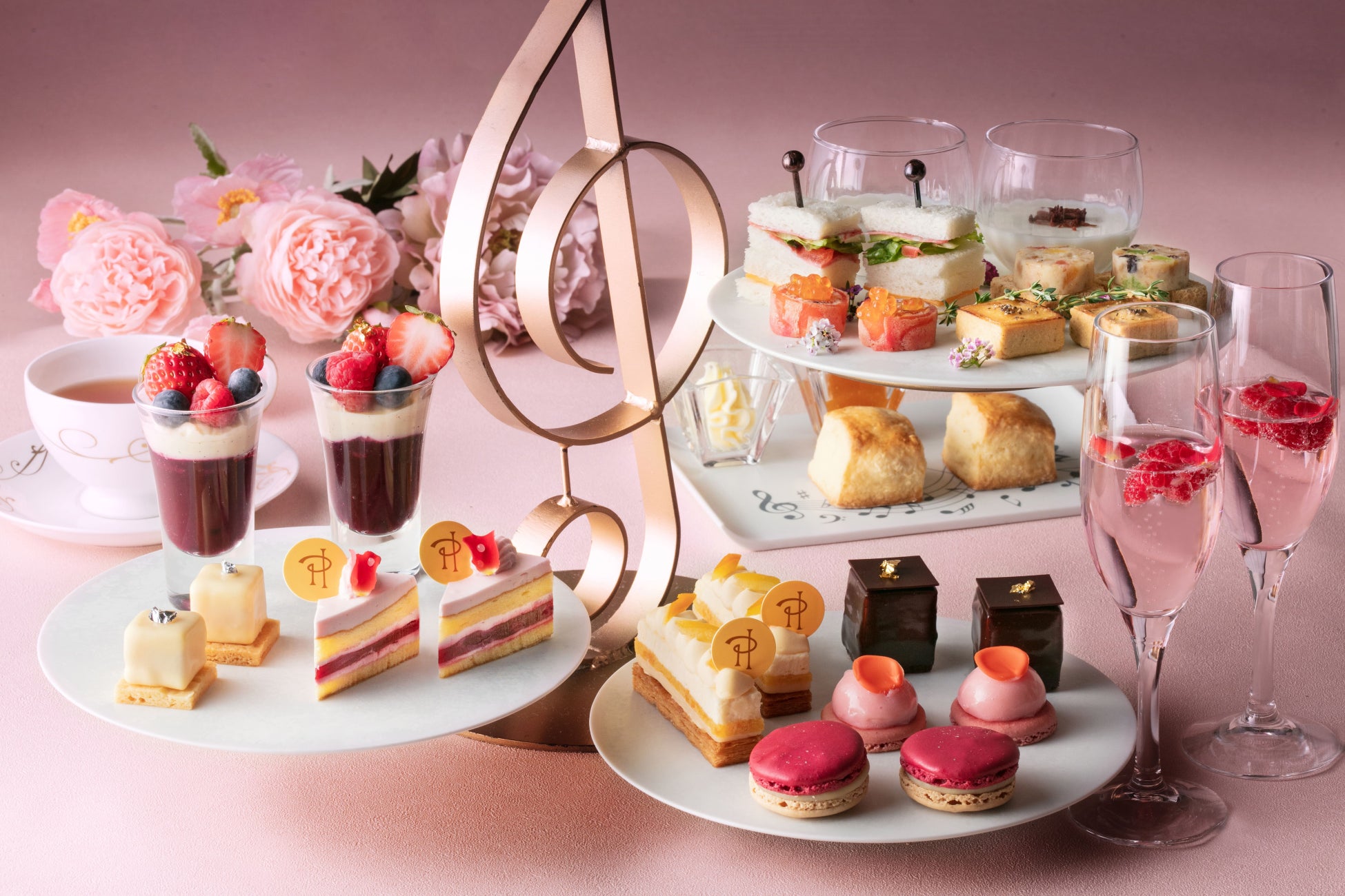 「ピエール・エルメ・パリ」コラボレーション アフタヌーンティー開催―“イスパハン”が彩る、花の香りに包まれる春のティータイム―