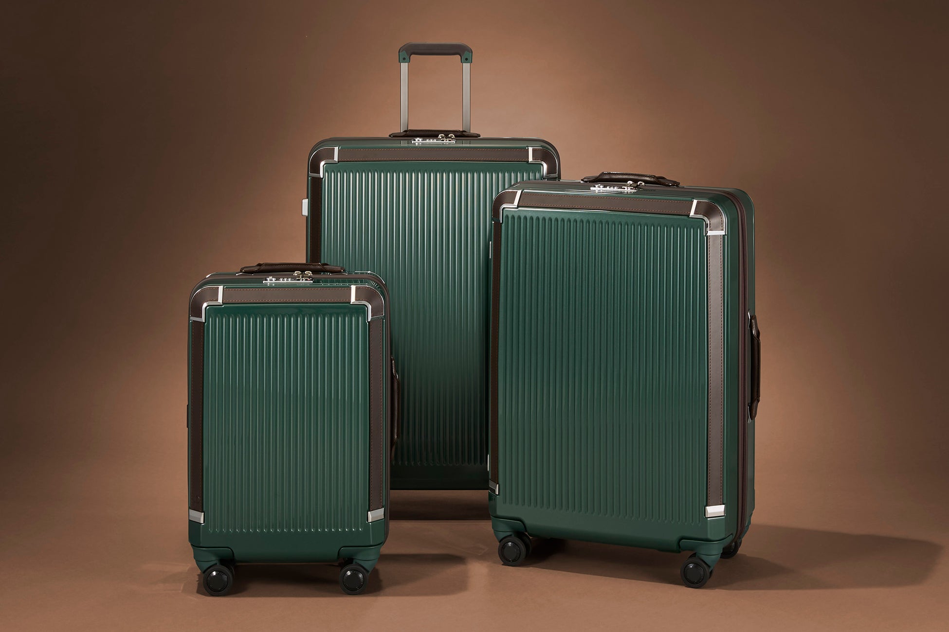 ラグジュアリーと快適性を融合した「プレスティ」から、品格を備えた新色ミッドナイトグリーン登場