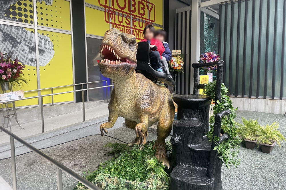 大人気の「恐竜ライド」シリーズに待望の2人乗りが登場 ー ティラノサウルス・ブラキオサウルスのレンタルを全国で受付開始