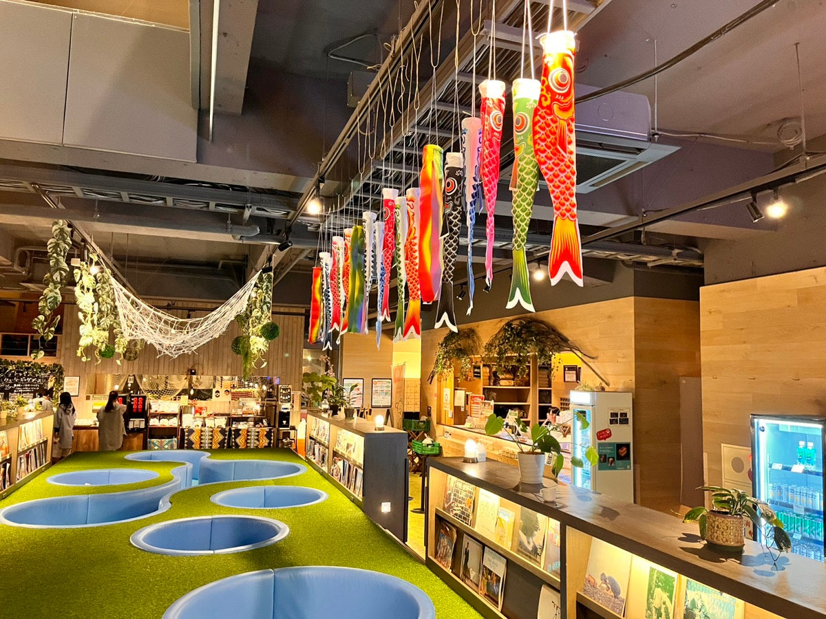 おふろcafe ハレニワの湯の天井に、お子さまが作った「オリジナルこいのぼり」を泳がせよう！　子供の日に向けて「こいのぼりワークショップ」を開催します