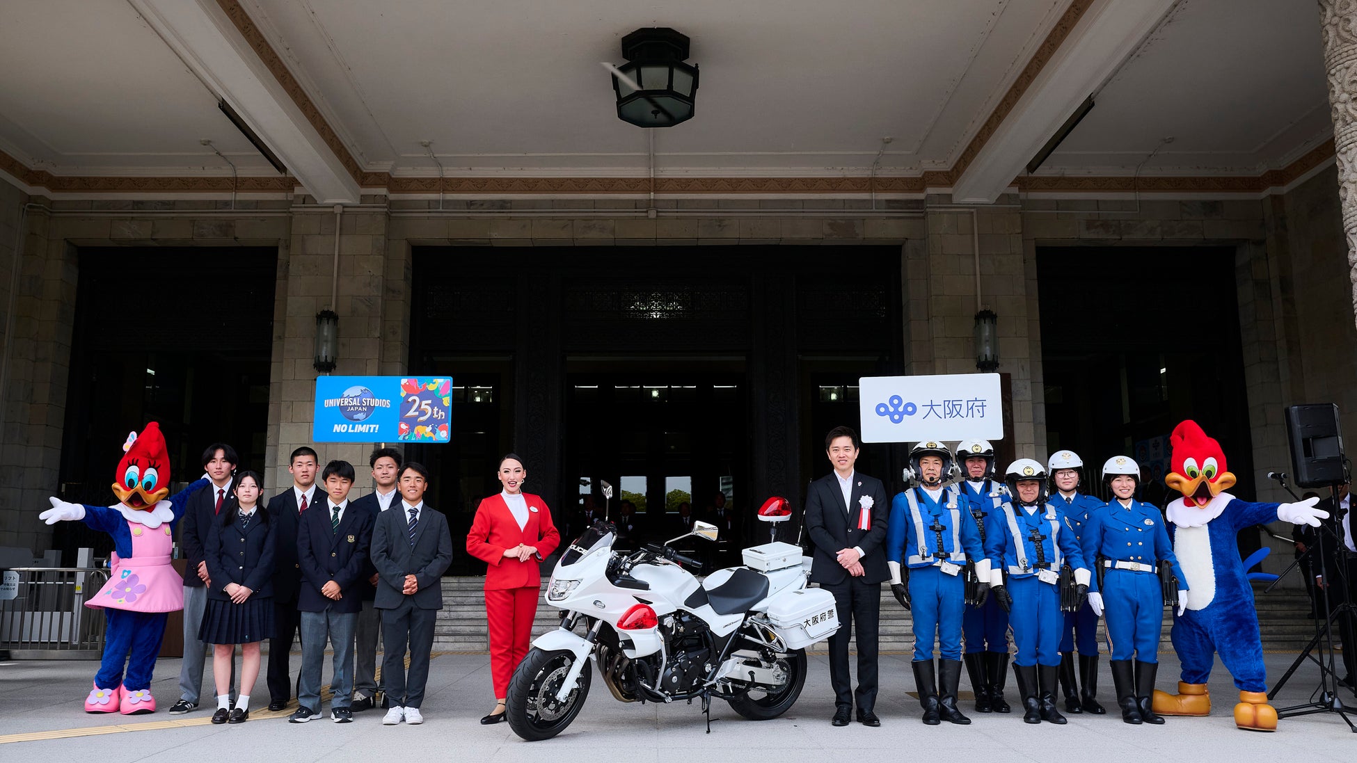 大阪府との包括連携協定の一環として 「春の全国交通安全運動」に初参加ユニバーサル・スタジオ・ジャパンが警察官と一緒に、地元大阪で“交通安全”を呼びかけ
