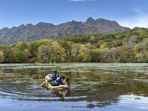 通常はボート乗り入れ禁止の「戸隠・鏡池」へ漕ぎ出すレア体験！ながの『四季の彩り』キャンペーン実行委員会×ベルトラ、新緑の絶景を満喫しながら自然保全に貢献する特別ツアーを実施