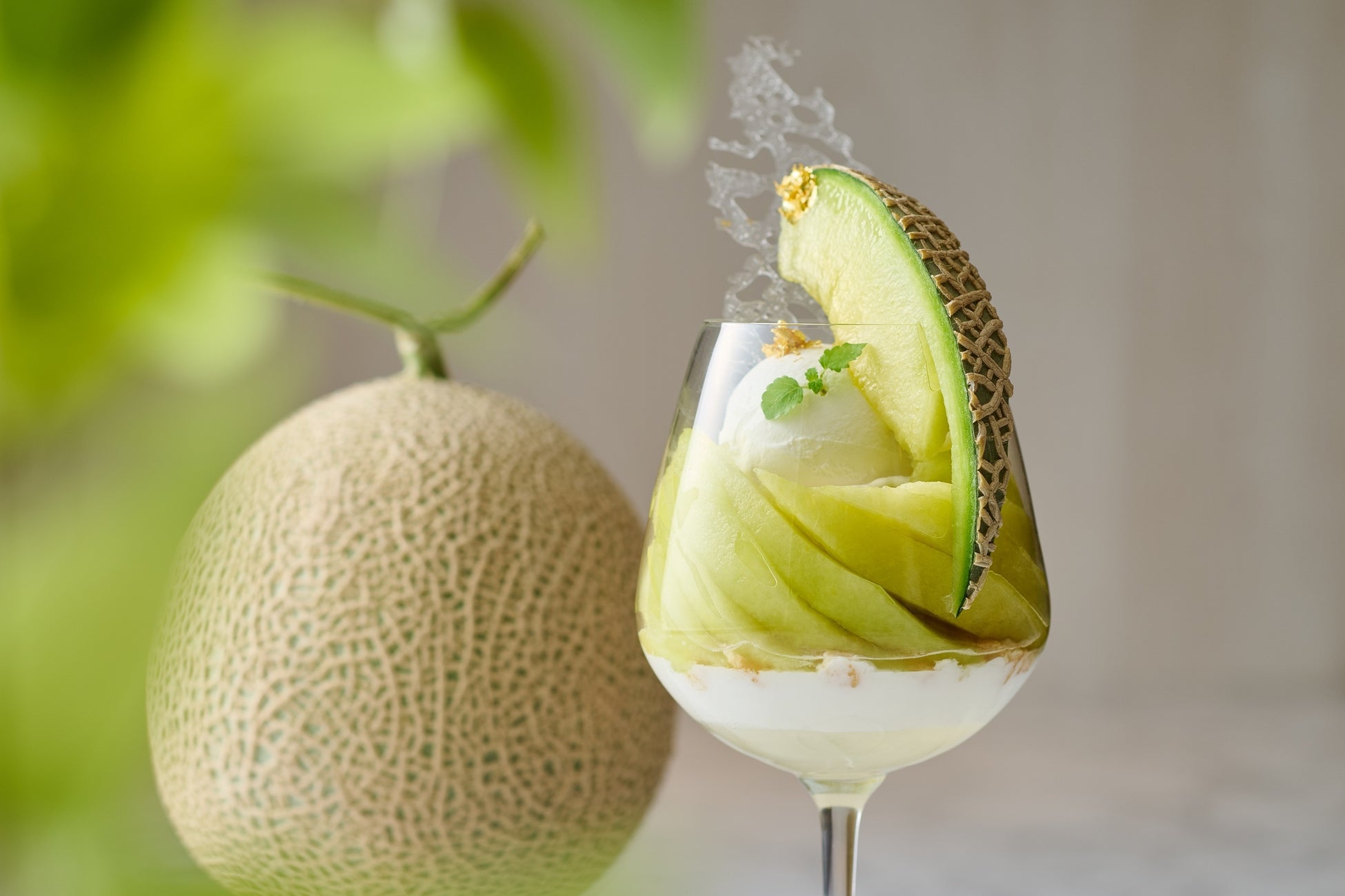 【ホテルグランヴィア京都】老舗酒造の酒粕が引き立てる、涼やかなメロンのご褒美「京酒粕のメロンパフェ」販売開始のお知らせ