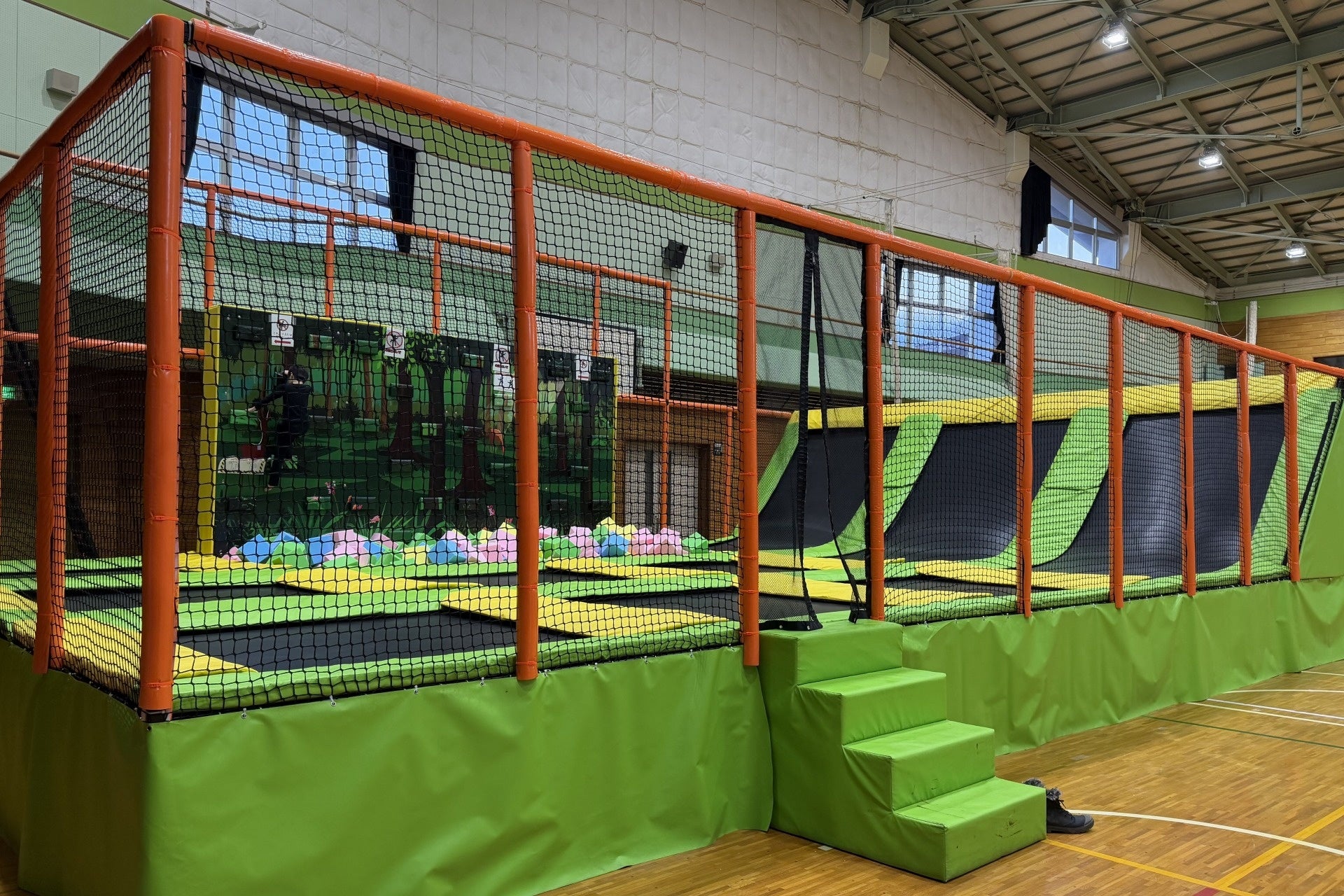 【導入事例】地域の室内遊び場不足と健康寿命の短縮を解消する本格トランポリンを、廃校再生施設のONE VILLAGE PARKへ提供