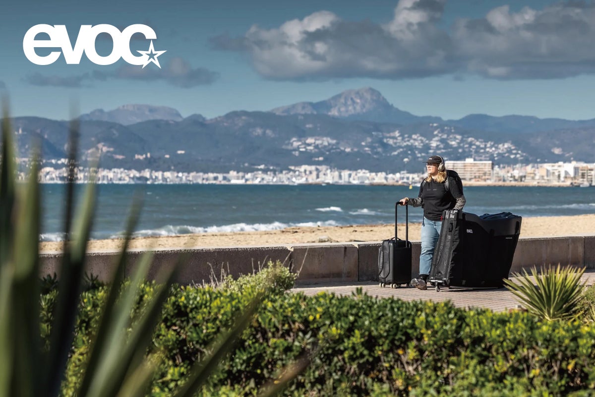 「柔らかい」だけでは、足は疲れる。freewaters独自の『Cloud9テクノロジー』が、長時間歩行の常識を塗り替える