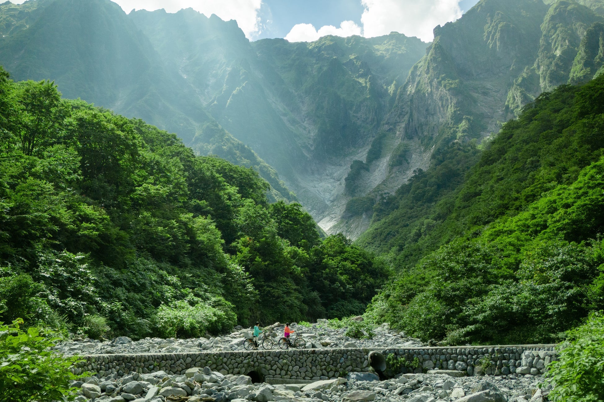 湯を浴び、神輿を担ぐ——湯河原温泉「湯かけまつり」神輿担ぎ体験ツアー発売 特急「踊り子」で行く、宿泊・日帰りから選べる参加型プラン