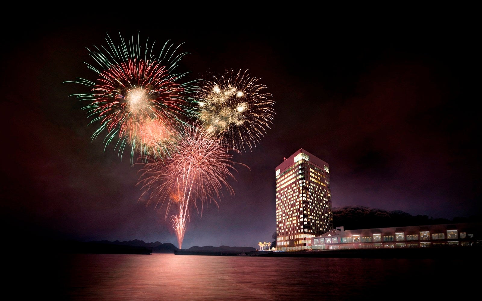 【グランドプリンスホテル広島】ゴールデンウィークの思い出に瀬戸内の夜空を彩る打ち上げ花火