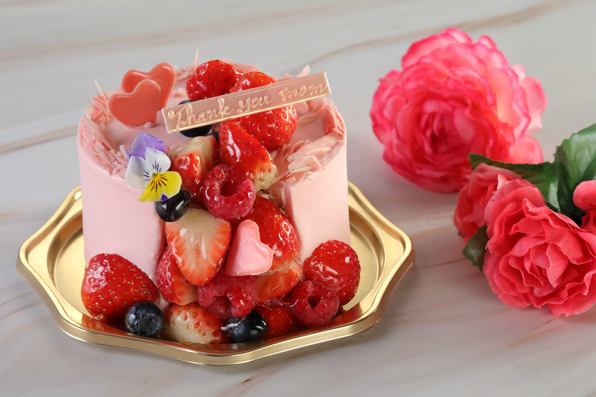 【シェラトン都ホテル大阪】いちごの滝が流れる母の日限定ケーキ新登場「あふれるいちごはお母さんへのあふれる感謝」