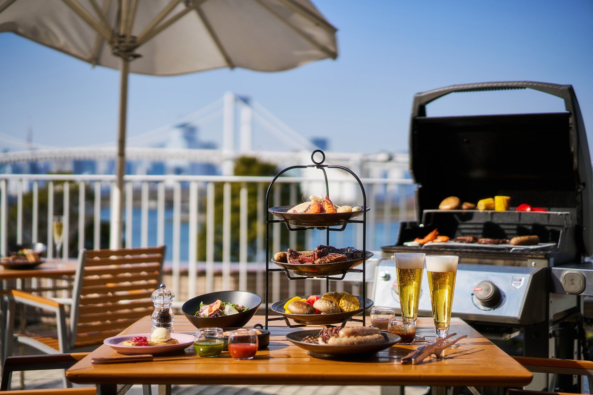 【ヒルトン東京お台場】東京湾を望む絶景テラスで黒毛和牛や1kgトマホークを味わう　オープンエアで楽しむ本格バーベキューテラス「アブレイズ」