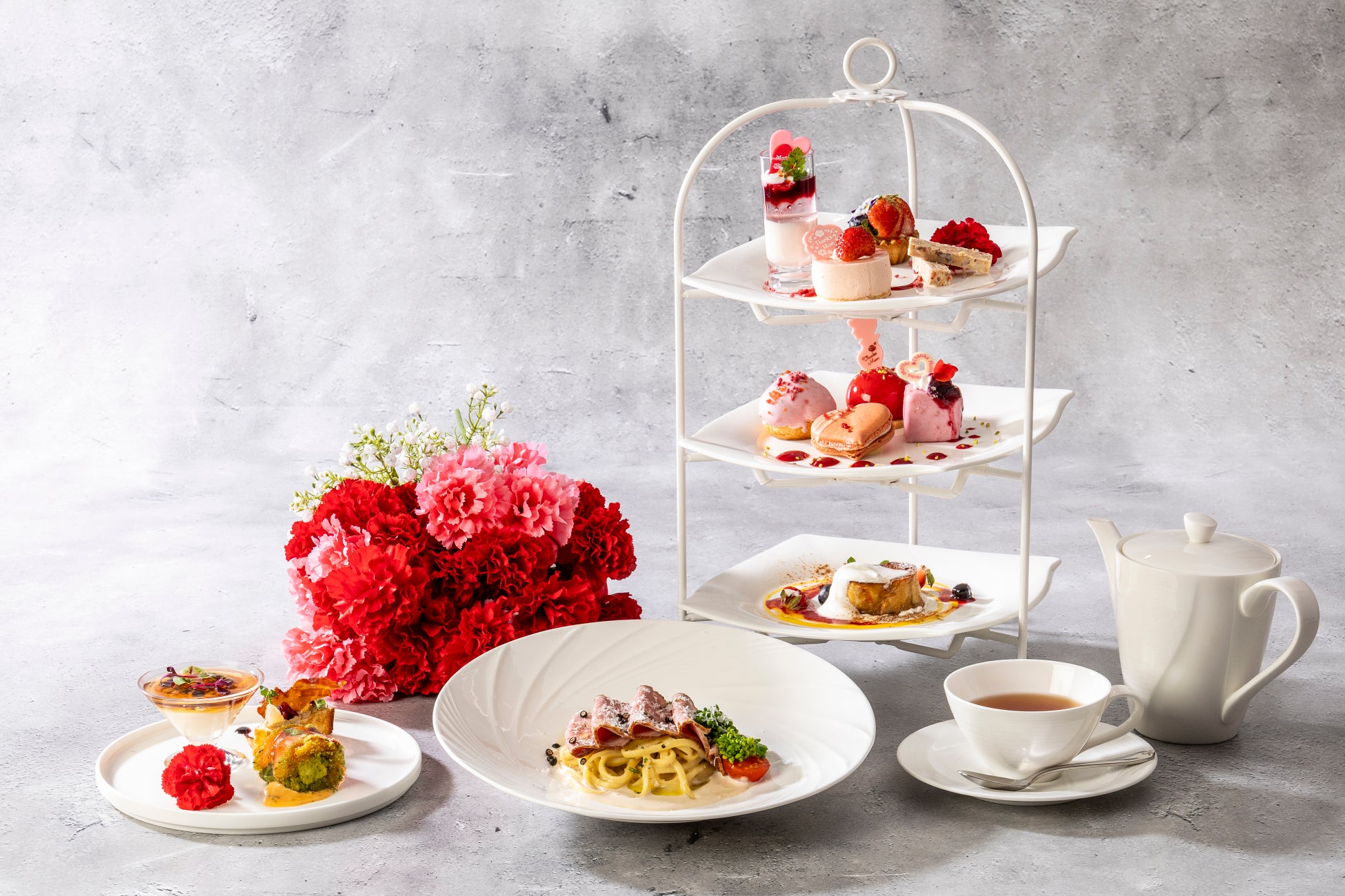 【母の日ギフトにぴったりな特典付き】ランチとしても楽しめるスペシャルメインディッシュ付き母の日アフタヌーンティー | 沖縄・ラグナガーデンホテル