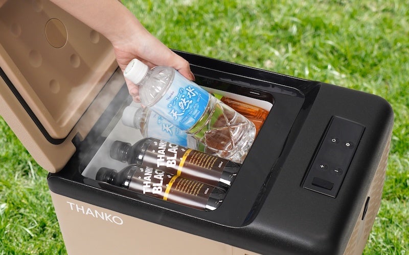 車載・家庭・アウトドアの3WAY。最大-20度で冷やせるコンパクトな冷凍冷蔵庫『どこでもミニ冷凍庫9L サンドカーキ』を発売