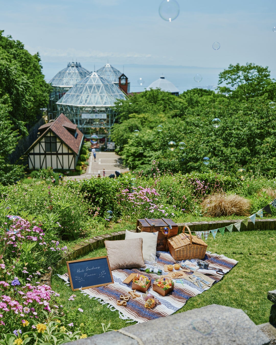 手ぶらで山上に行って楽しめる”おしゃピク”の季節が到来。貸出アイテムが充実した「Garden Picnic2026」春シーズンのご予約受付中。色鮮やかなロケーションが上質で特別なピクニックを演出します