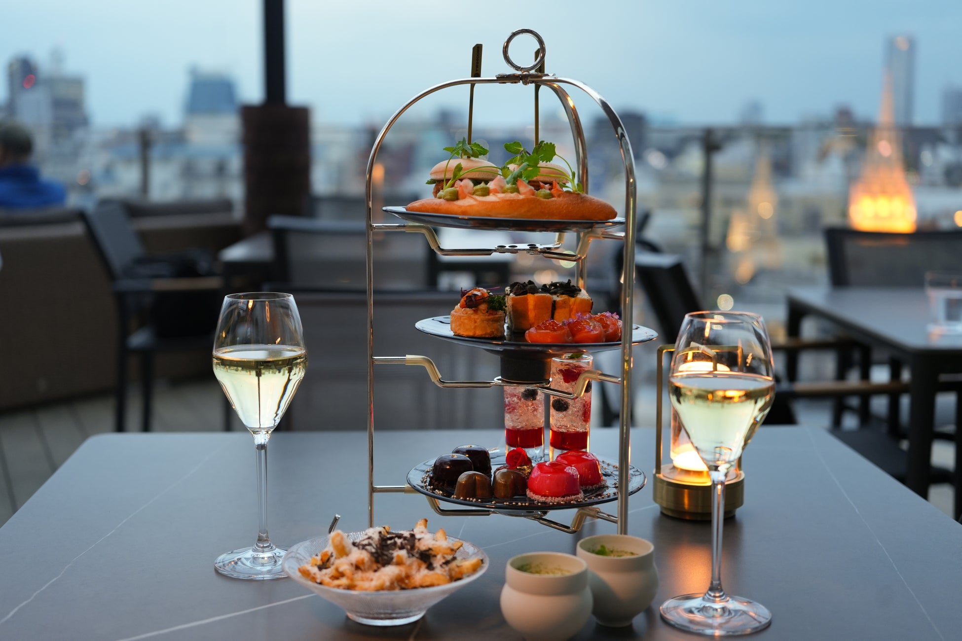 青山のモダンダイニング TWO ROOMS が「トワイライトハイティー」を4月23日よりスタート