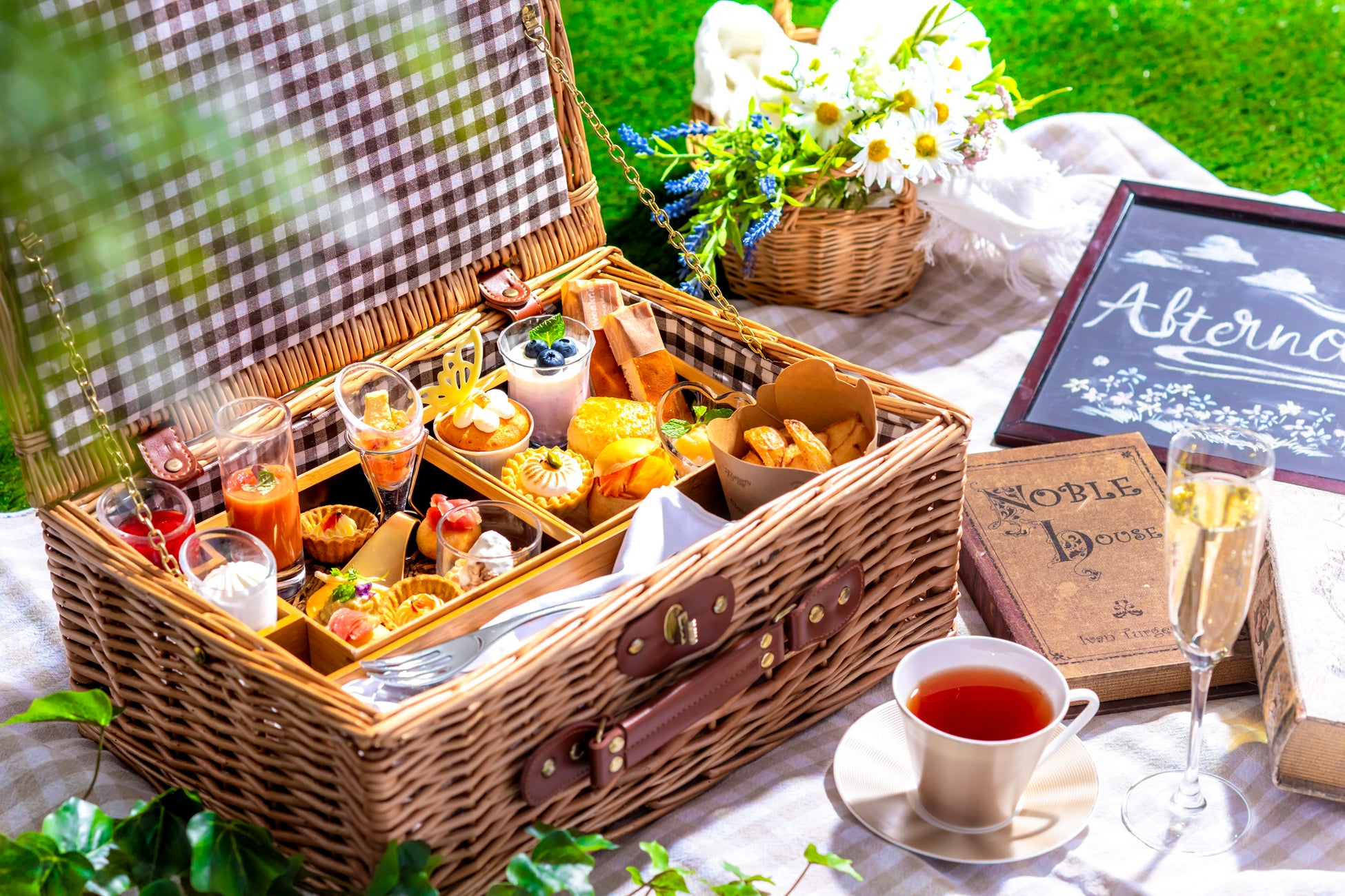 【リーガロイヤルホテル京都】ホテルにいながらピクニック気分「新緑ピクニック アフタヌーンティーセット」 販売