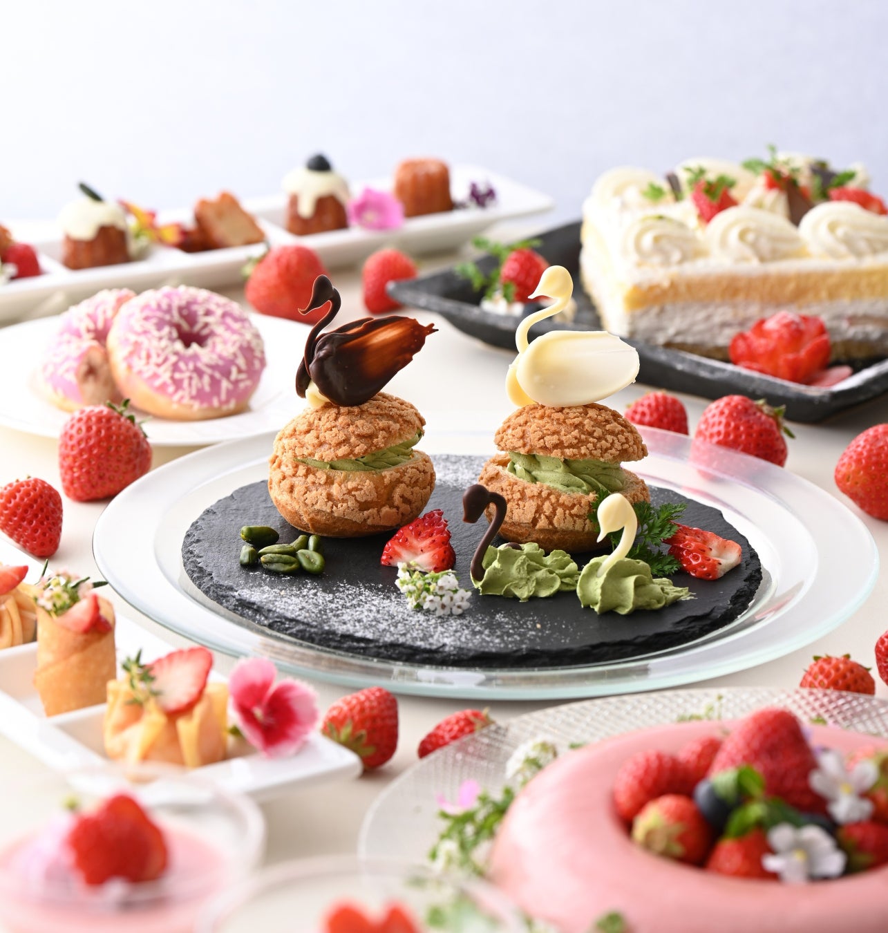 【リーガロイヤルホテル広島】苺がテーマのスイーツビュッフェ第3弾。サッカー世界大会開催国の料理も登場『世界の味わいビュッフェ』を開催