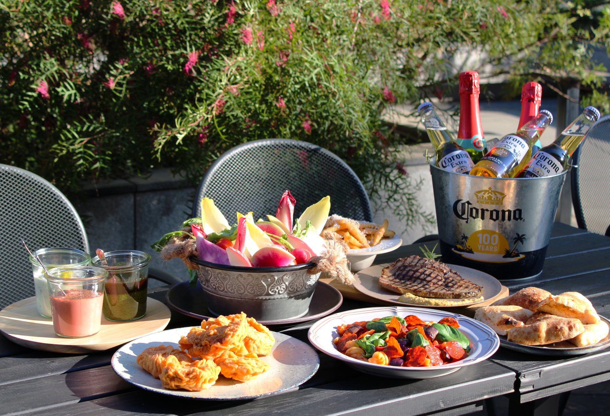 GARDEN HOUSE SHINJUKU、選べるディップで楽しむ“飲めるチキン”食べ放題のビアガーデンを開催！