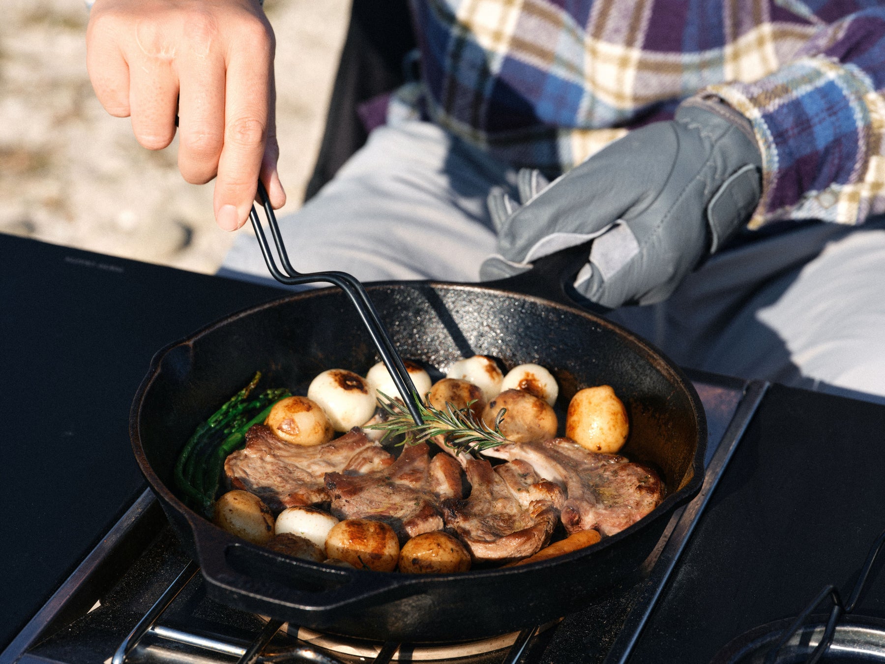 TOKYO CRAFTS（トウキョウクラフト）より「モノライントング2種」「焚き火トング」「ハイブリッドエアピロー」「エアソフトクーラー」が登場