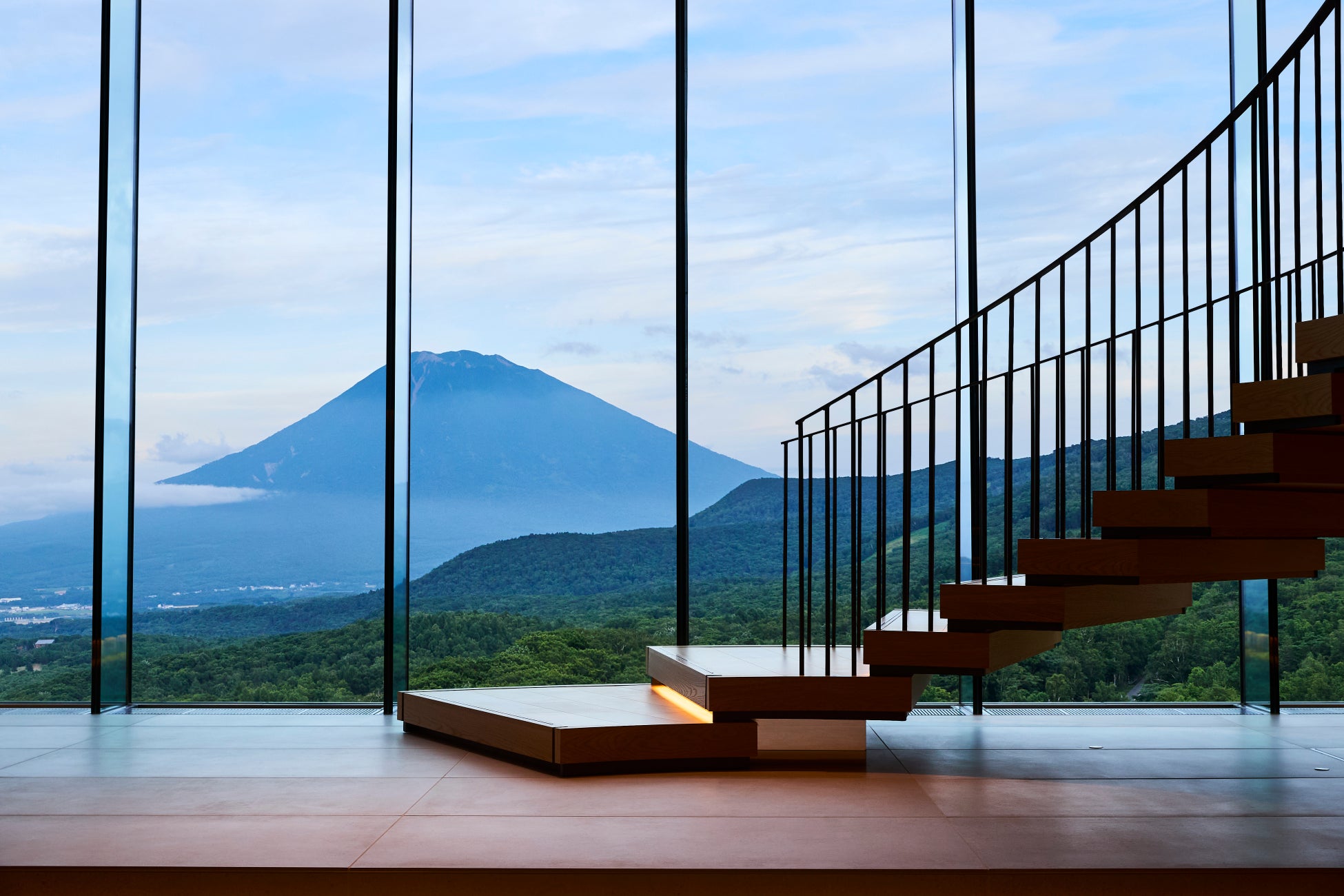 【シャレーアイビー ワイス】　ニセコの“静寂”と“新緑”を味わう、グリーンシーズン限定の美食体験　絶景デザートブッフェ＆ランチセット、平日限定アフタヌーンティーを4月25日より順次開始