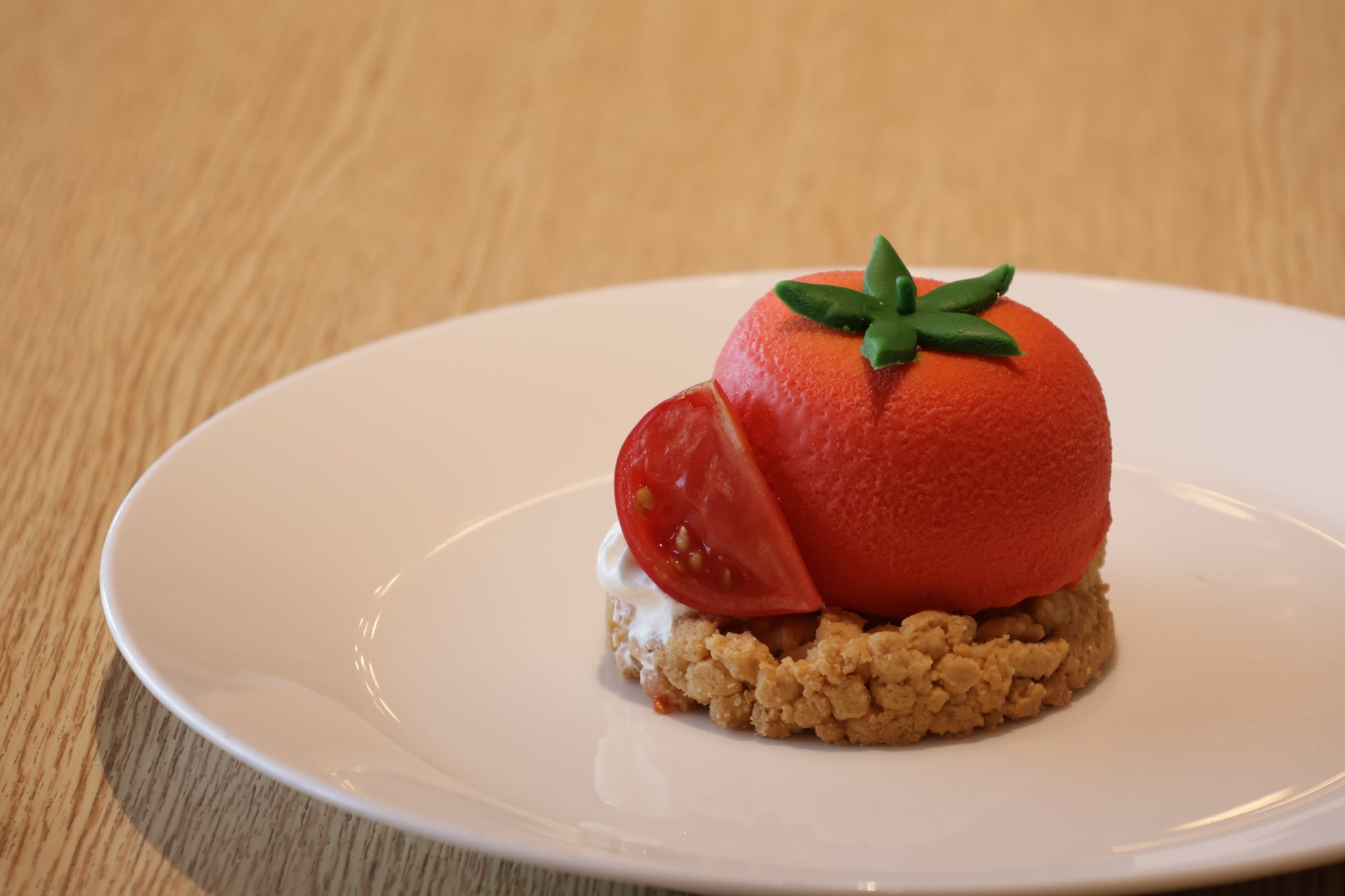 【軽井沢プリンスホテル ウエスト】「野菜がデザートに変わる魔法」第2弾！！甘み際立つ涼やかな軽井沢産アメーラトマトを使った “トマトスイーツ”「アメーラトマトケーキ」を販売