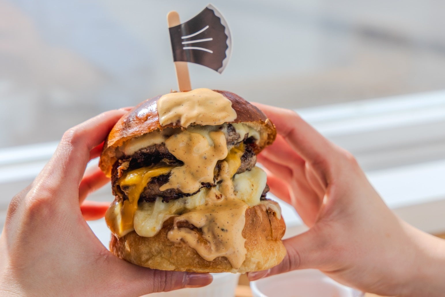 【総重量500g】5段パティと5種チーズが織りなす5周年記念バーガー期間限定販売　@箱根のカフェ