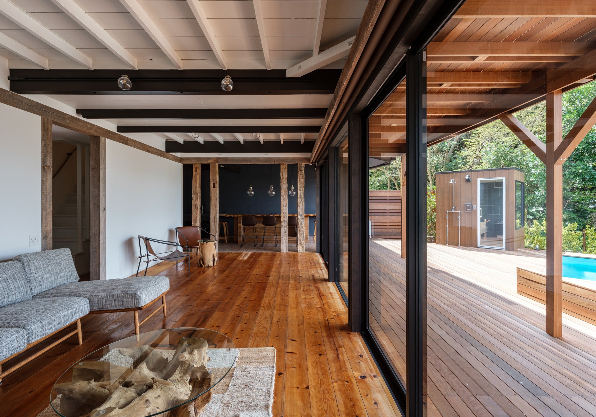 チームラボ、ロンドンのサーチ・ギャラリーのグループ展に参加。認識上の光の球体作品《質量のない太陽と闇の太陽》《質量のない太陽と空の境界面》を展示。会期は、6月5日(金)から9月8日(火)まで