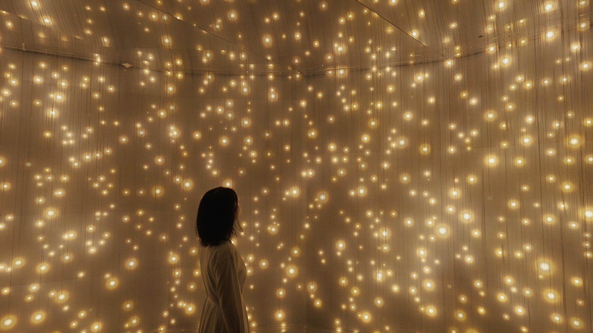 チームラボ、ロンドンのサーチ・ギャラリーのグループ展に参加。認識上の光の球体作品《質量のない太陽と闇の太陽》《質量のない太陽と空の境界面》を展示。会期は、6月5日(金)から9月8日(火)まで