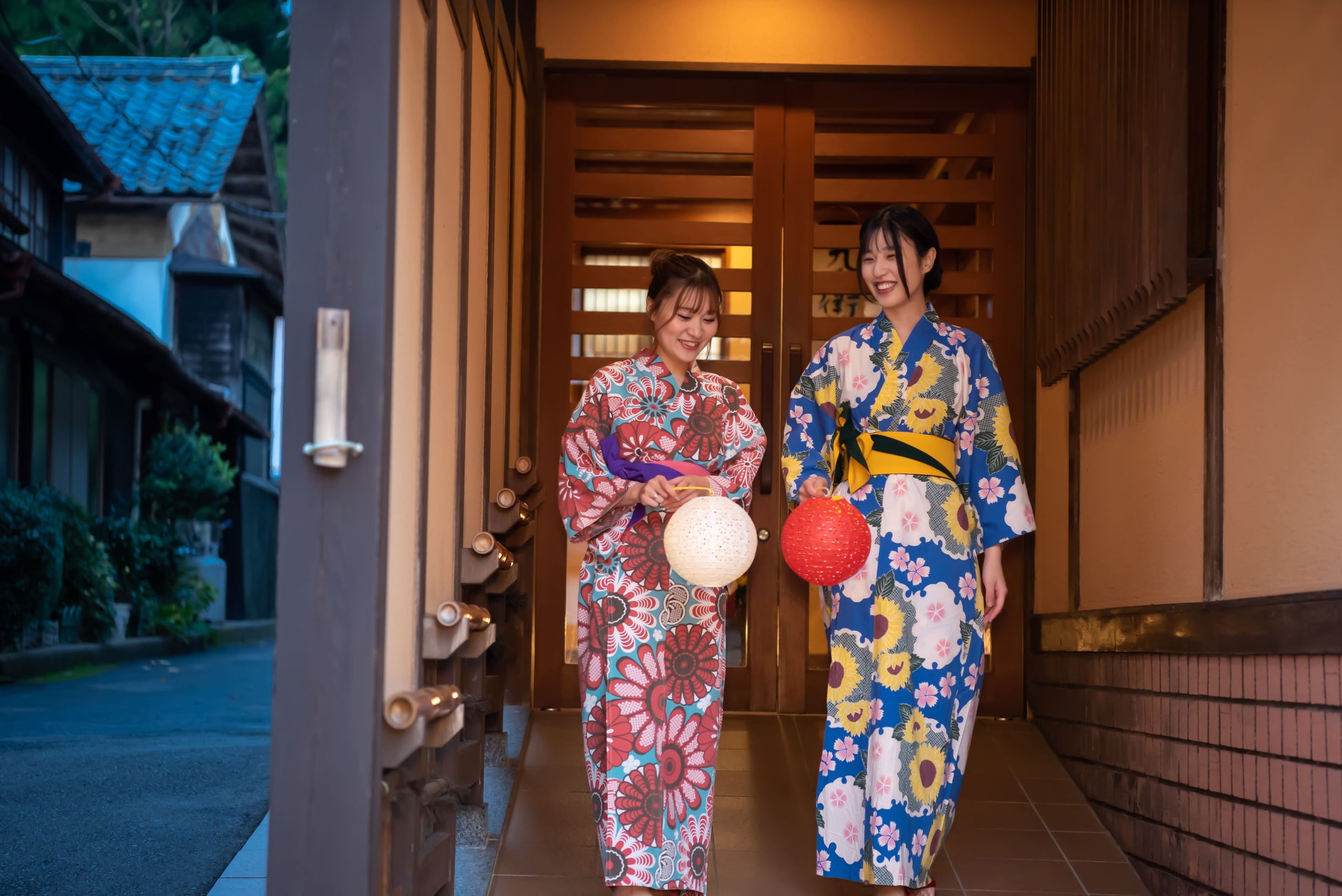 灯りとともに、温泉街の夜散歩へ。山形県鶴岡市の4温泉街で宿泊者向けナイト散策企画を開催。
