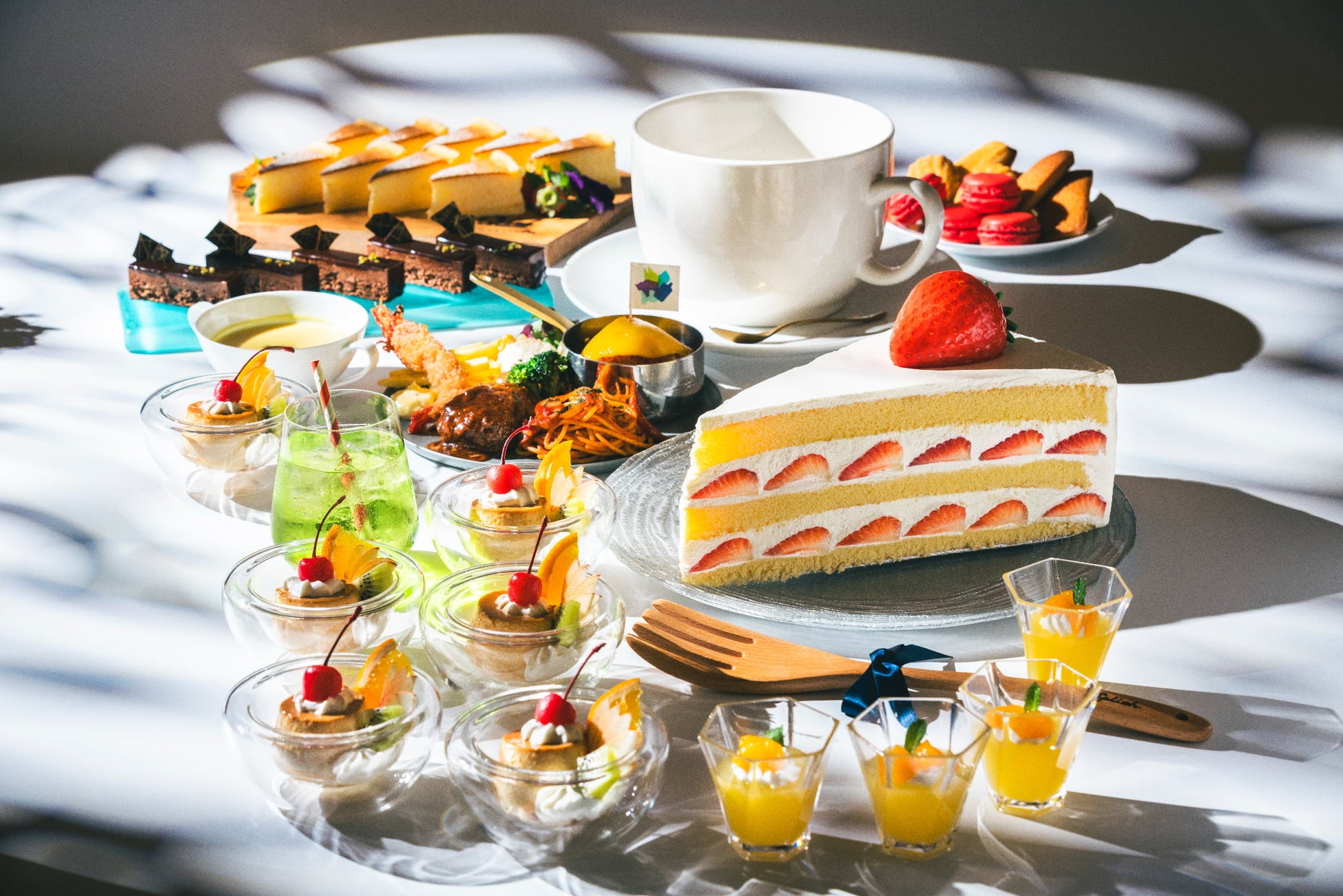 札幌で「自分が小さくなった」ような錯覚体験！？高さ25cmのショートケーキや30cmの巨大スプーンで童心に返る、新感覚の”没入型”スイーツブッフェ開催！