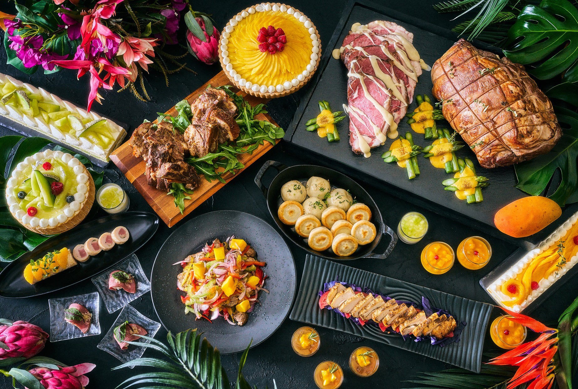 【ヒルトン東京お台場】藁焼きローストビーフとトロピカルフルーツが競演　 「ミート×マンゴー＆メロン ビュッフェ」開催