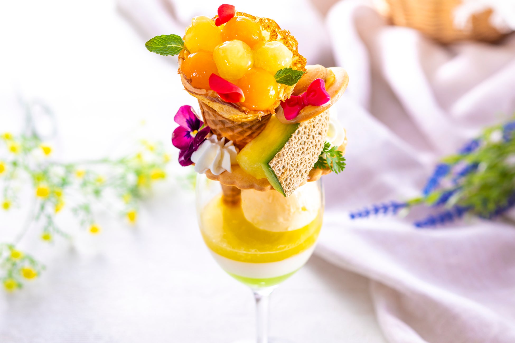 【リーガロイヤルホテル京都】初夏のご褒美、ブーケ型クレープと麦わら帽子が彩る期間限定パフェ「メロンクレープのブーケパフェ」　販売
