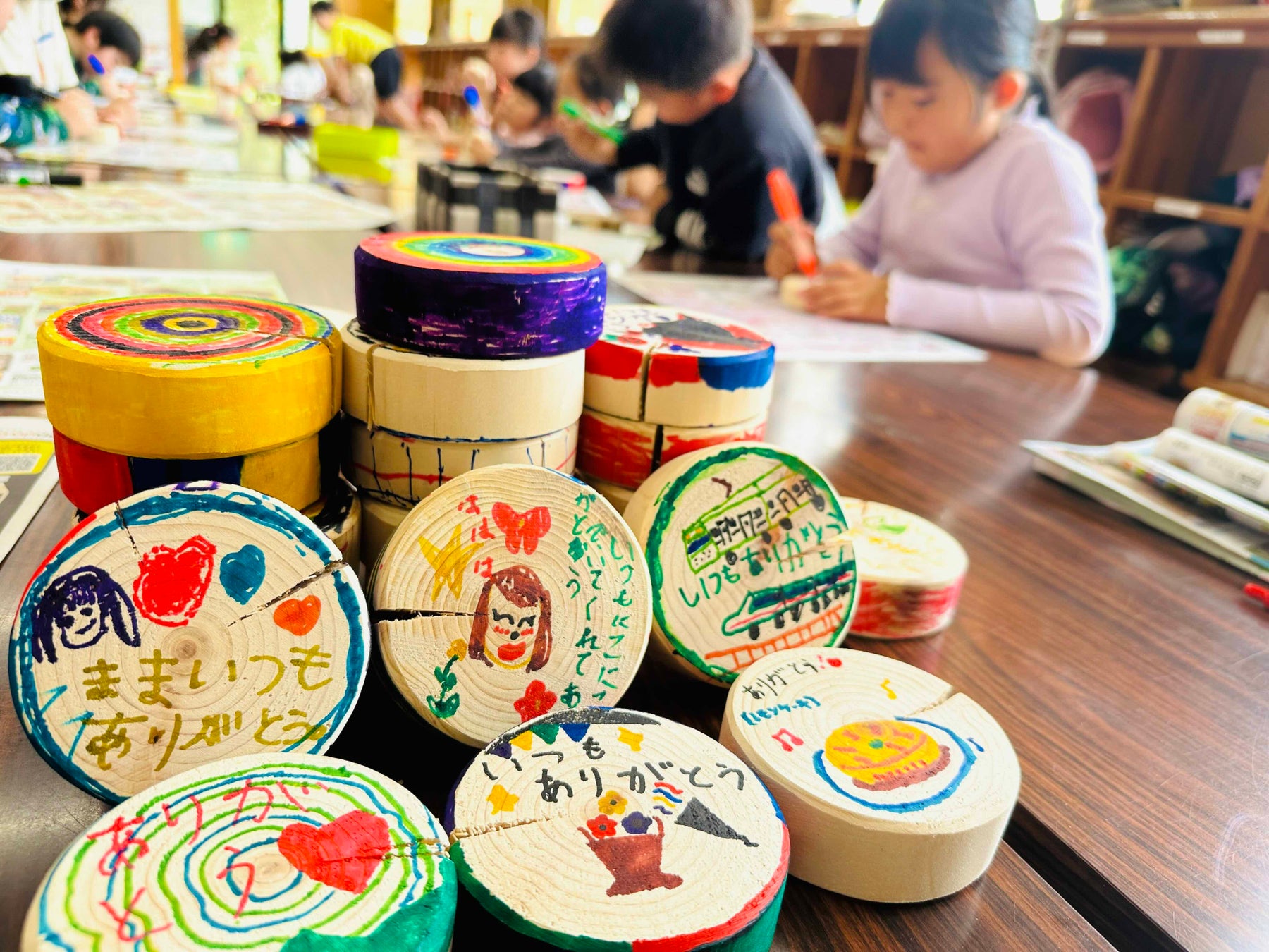 昭和レトロな温泉銭湯 玉川温泉が「母の日イベント」に向けて、学童保育の子供たちを訪問。地元間伐材のヒノキ入浴木にメッセージをもらいます