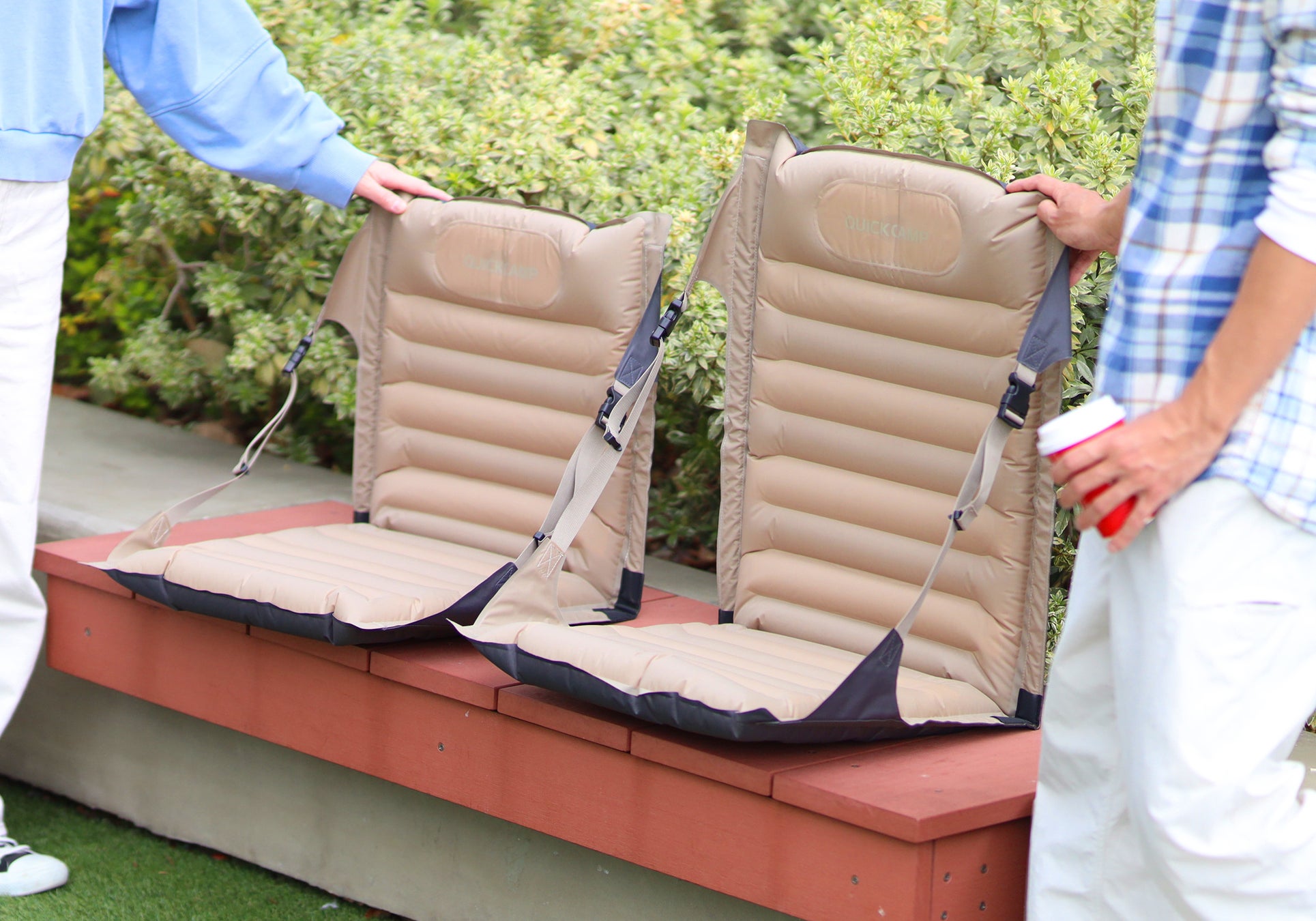 【昨年わずか1ヶ月で完売！】お出かけシーズンの「腰やお尻が痛い…」を解決する救世主！空気でふくらむ極上の特等席