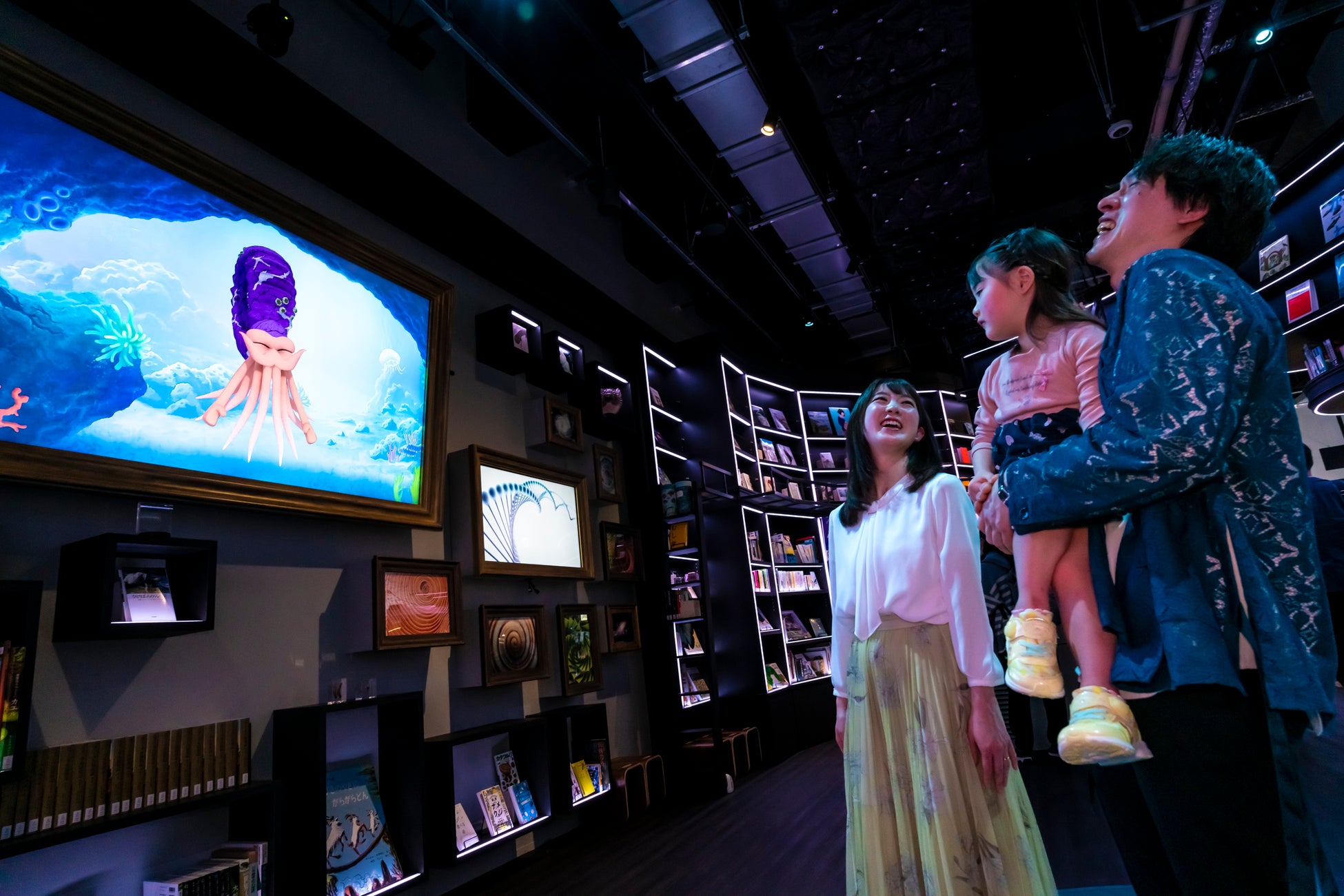 お子様はもちろん、大人の方もテーマは様々！生きものなどついて楽しく学べるアンモナイトのアンモーンによるトークライブを毎日開催します