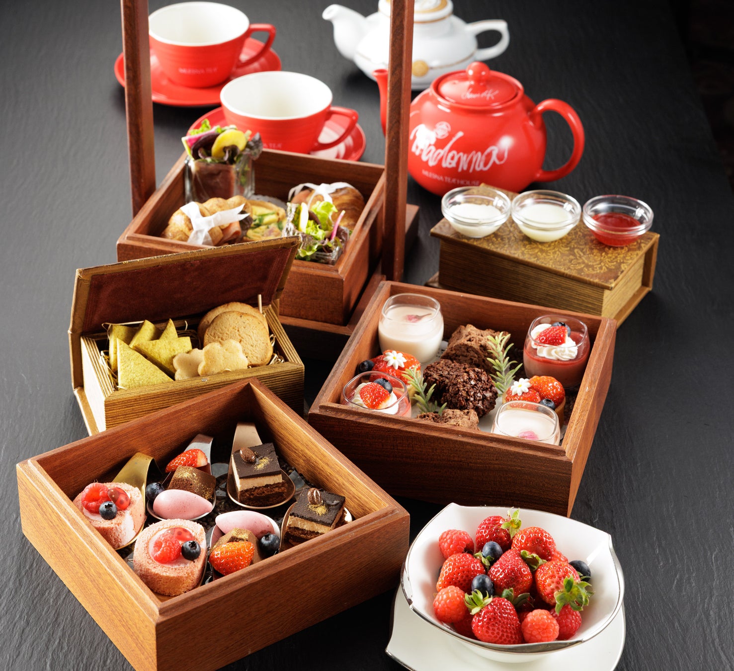 【1日1組限定】ホテルパティシエが贈る旬の苺スイーツと、芳醇な「ムレスナティー」の至福のペアリング。ホテルヒューイット甲子園にて特別なティータイムを提供。