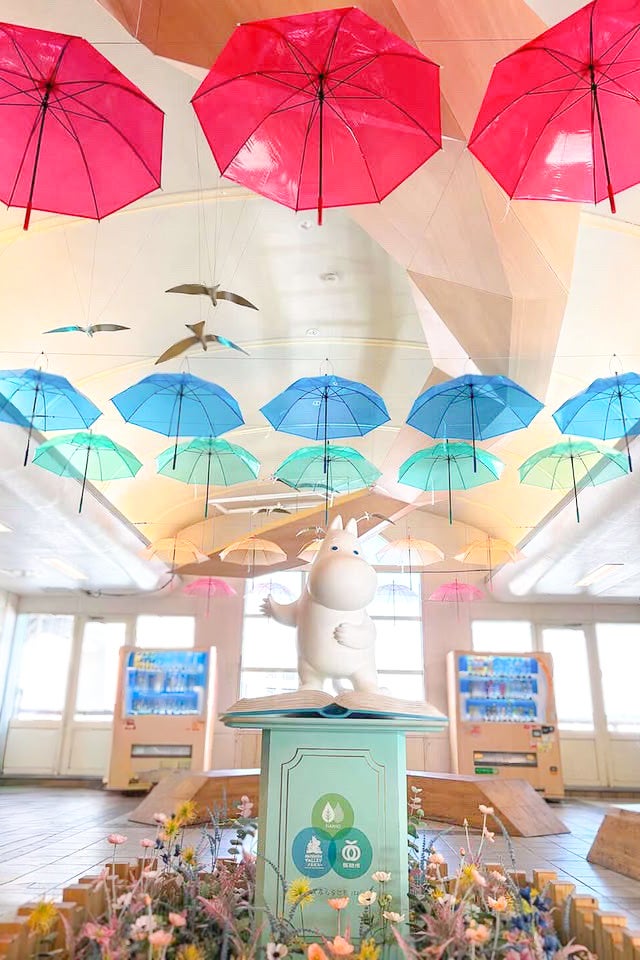 飯能駅にアンブレラスカイが出現！ムーミンバレーパークをいろどるアンブレラ装飾が４月２１日（火）からスタート！