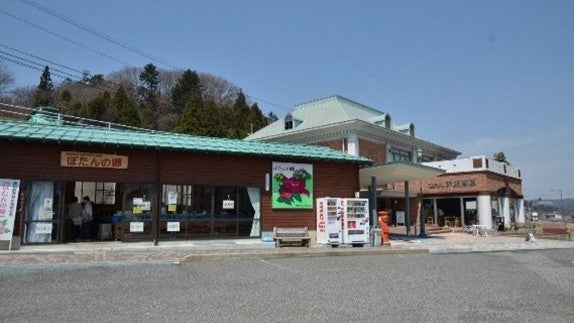 3万輪の赤薔薇をひと箱に。心華やぐ、母の日限定クッキー缶誕生！