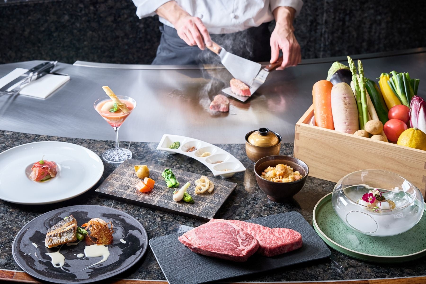 【鴨川シーワールド】夜の水族館で心ほどける癒し時間。ベルーガへのタッチや給餌体験も！大人だけの時間を味わう『大人のチルタイムプラン』開催