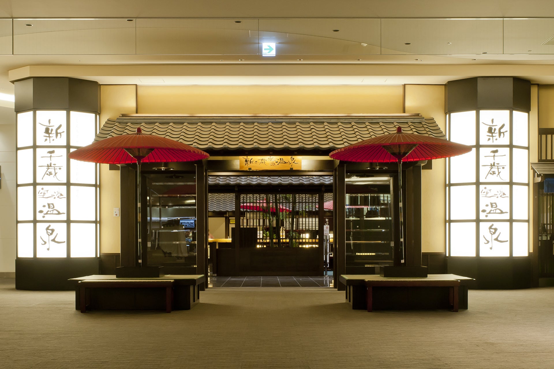 【神戸メリケンパークオリエンタルホテル】神戸初！幻想的な都市型水族館「átoa」で花束サプライズ　大切な人との記念日を彩る“アニバーサリーステイプラン”販売