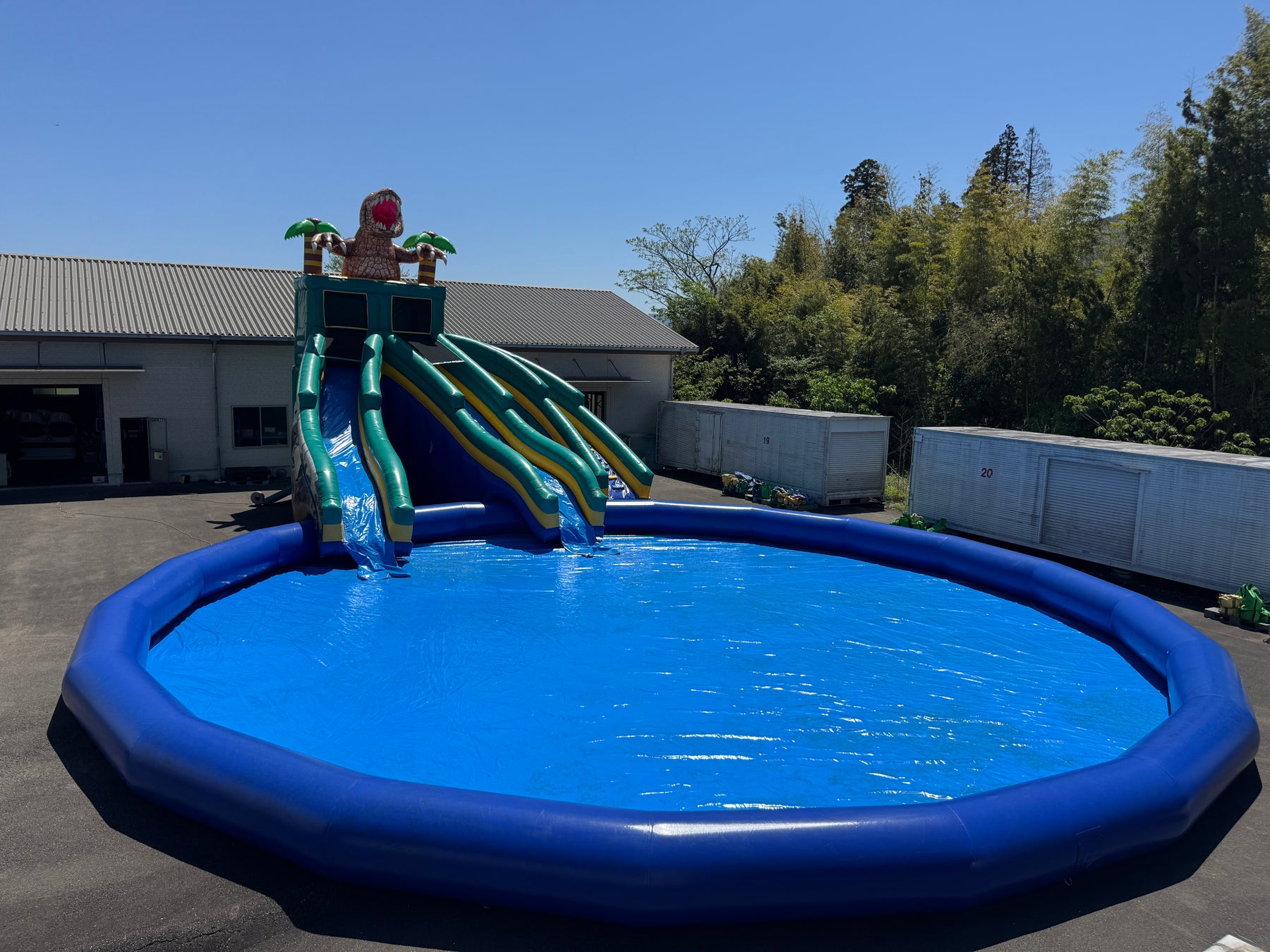 まるで冷蔵庫の中にいるみたい！濡らして絞って、振るだけで劇的に体感温度が下がる冷感ポンチョ「ICE BLIZZARD PONCHO」新発売！4月23日より楽天リリックトイショップで販売開始！