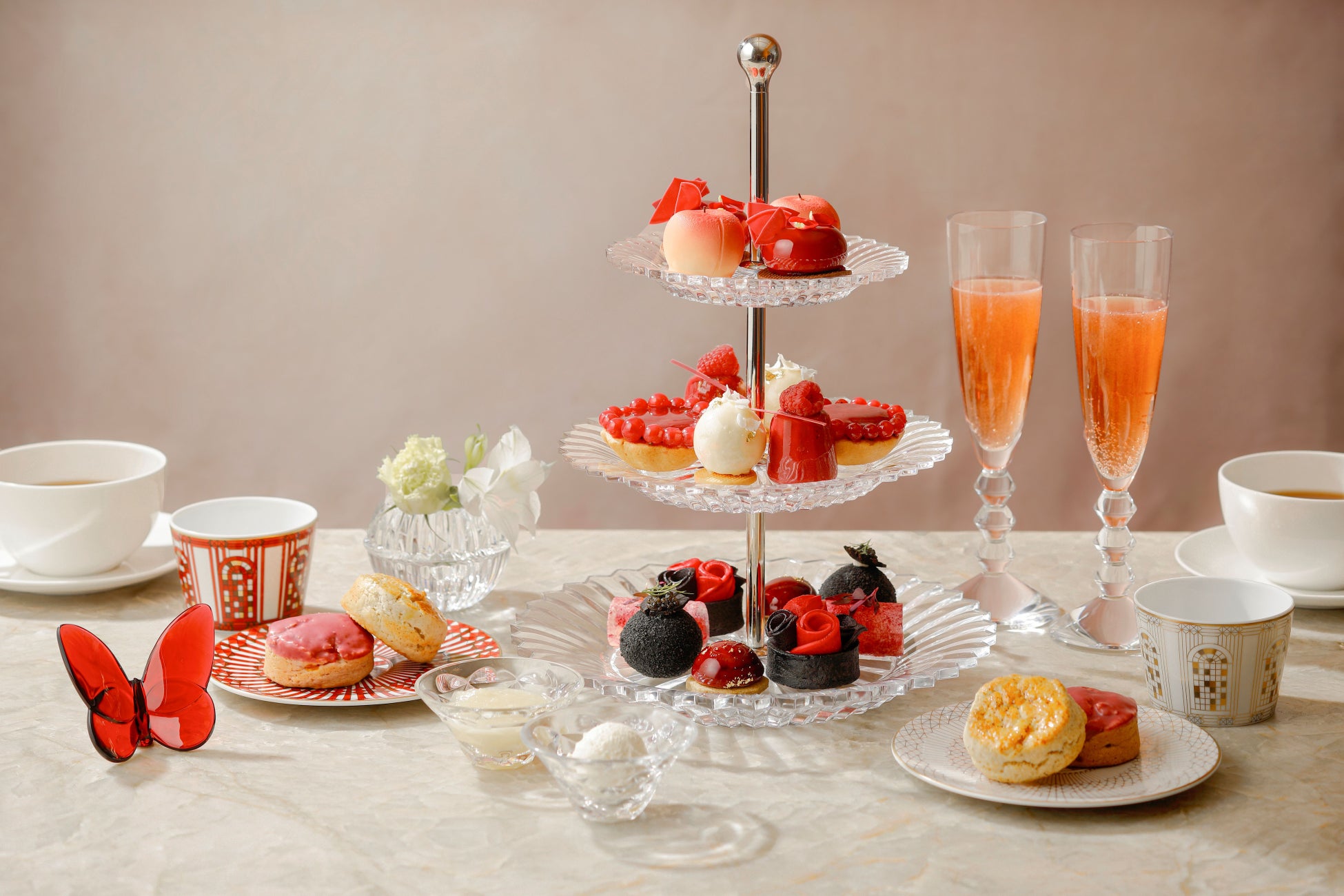 【フォーシーズンズホテル京都】バカラの輝きが夏を優雅に彩る「サマーピーチ・クリスタルアフタヌーンティー」6月1日（月）よりスタート