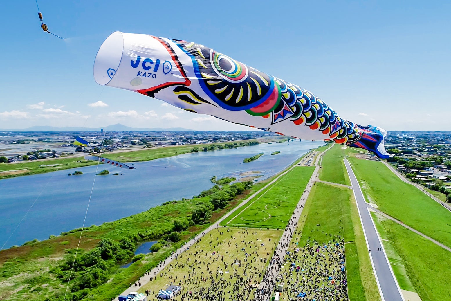 【加須市】全長100メートル、世界一の大きさを誇る「ジャンボこいのぼり🎏」が加須の大空へ！「第17回 加須市民平和祭」を開催