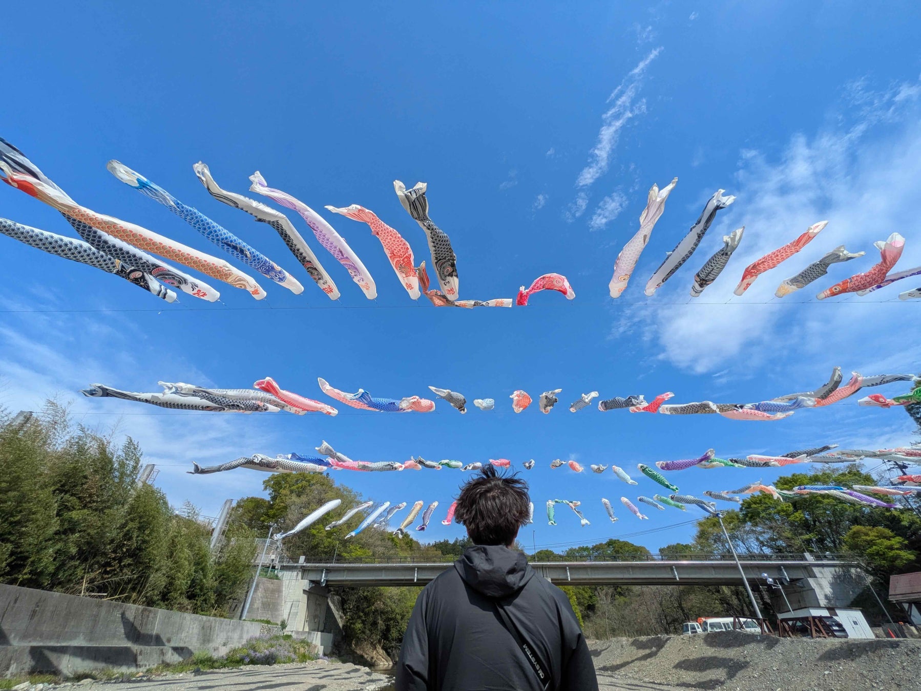 約180匹の鯉のぼりが目の前を泳ぐゴールデンウィークの「秩父湯元 武甲温泉」は、縁日やドラム缶風呂、ビンゴ大会など毎日イベントを開催