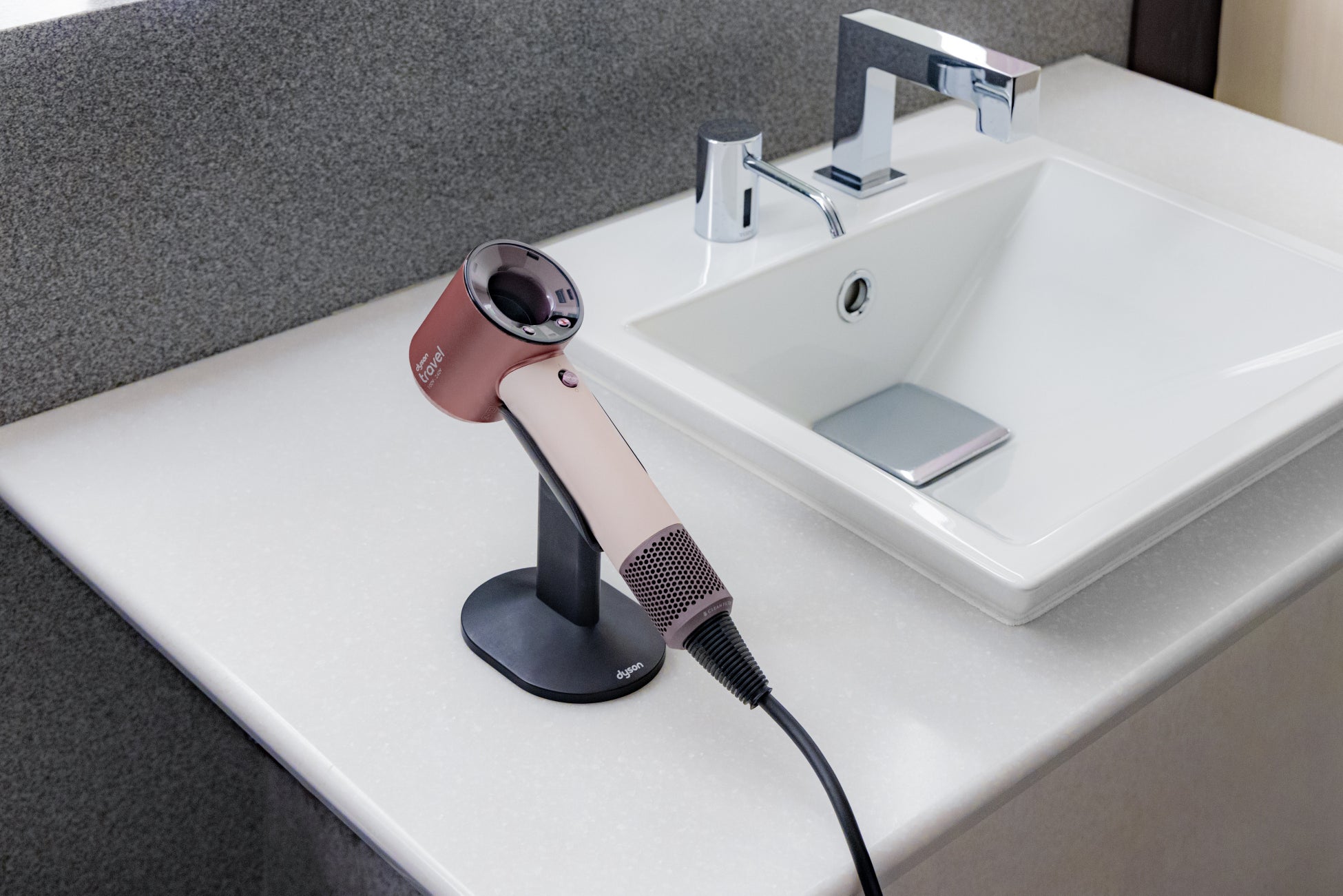 「Dyson Supersonic™ Travelヘアドライヤー」を羽田・成田空港のANA SUITE LOUNGEに導入